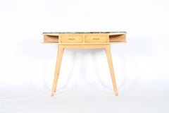 Superbe table console italienne du milieu du siècle dernier avec plateau en marbre vert inséré
