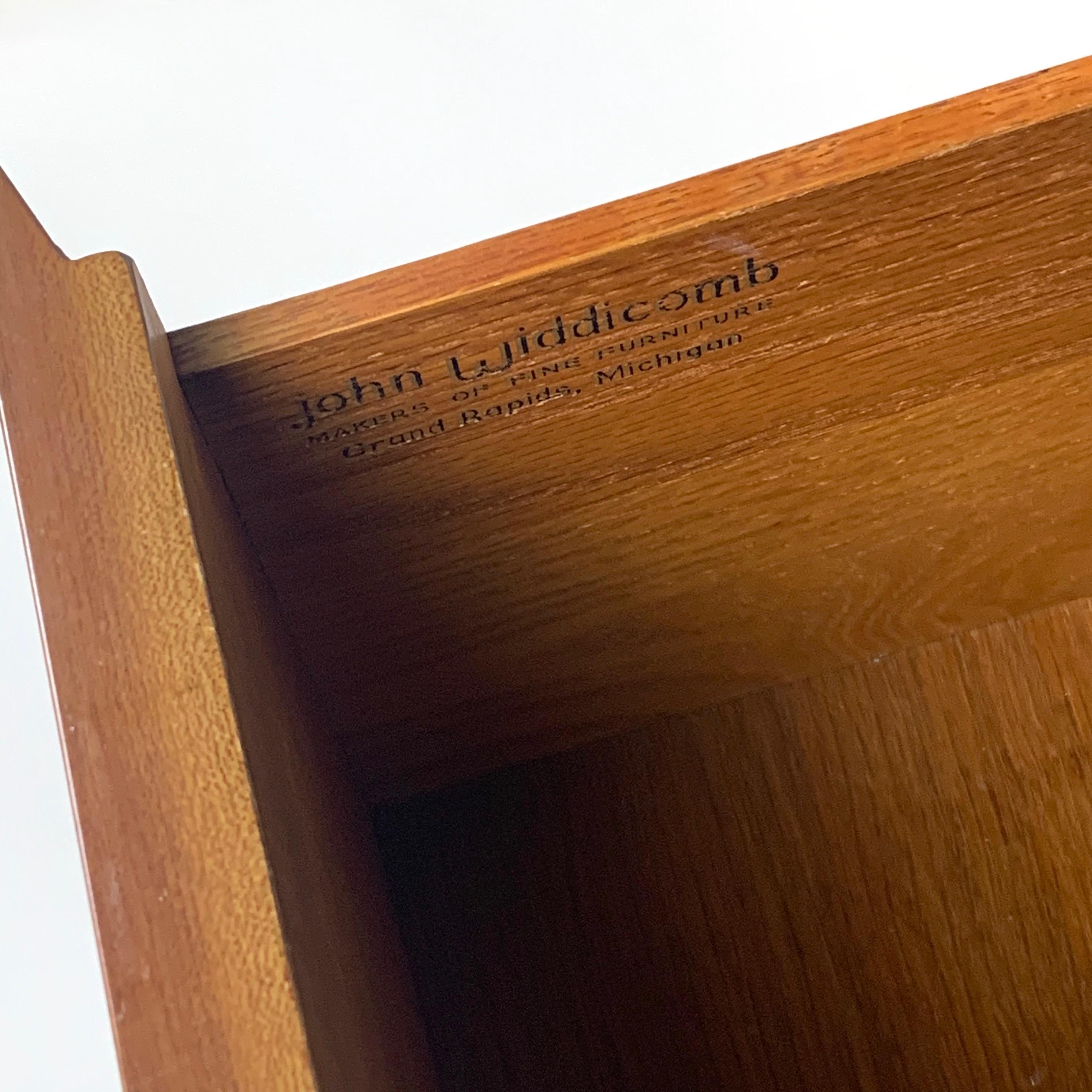 Stunning Midcentury John Widdicomb 9 Drawer Dresser Solid Wood w Brass Hardware In Good Condition In Hudson, NY