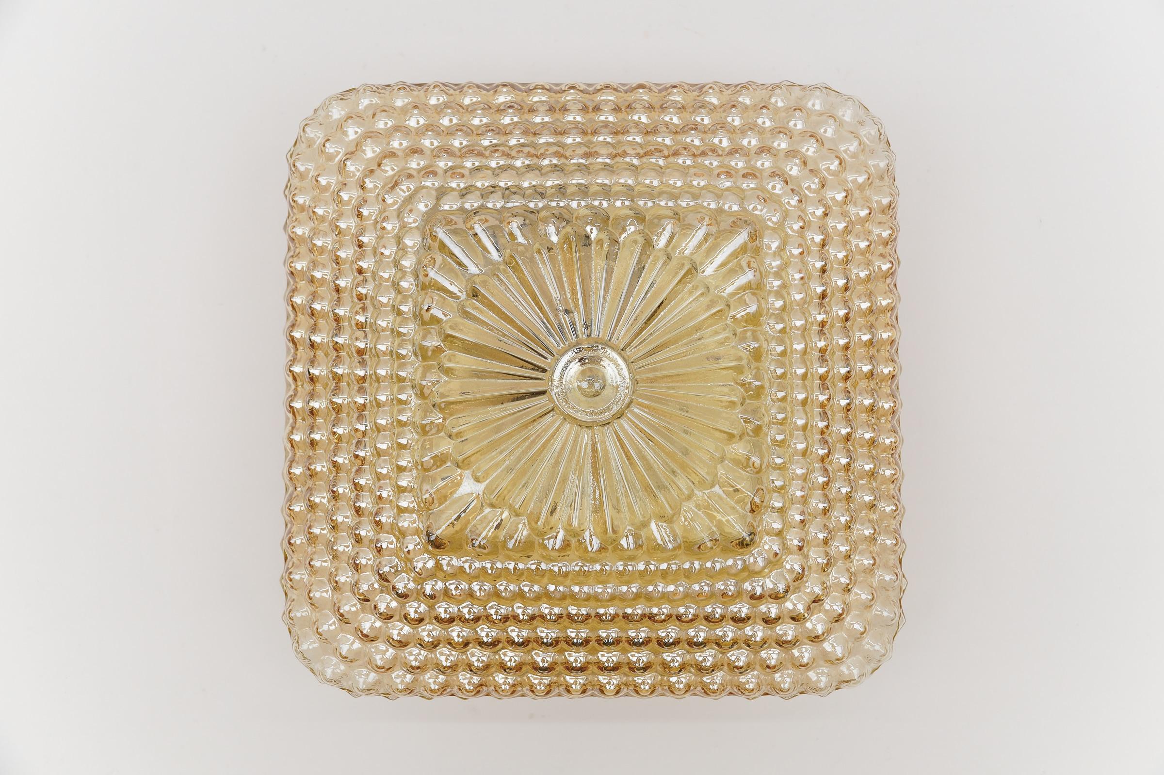 Stunning Mid-Century Modern Amber Bubble Glass Lamp in Pyramid Shape, 1960s

Fully functional.

With an E27 socket. Works with 220V and 110V.

Wiring is suitable for all countries.
  