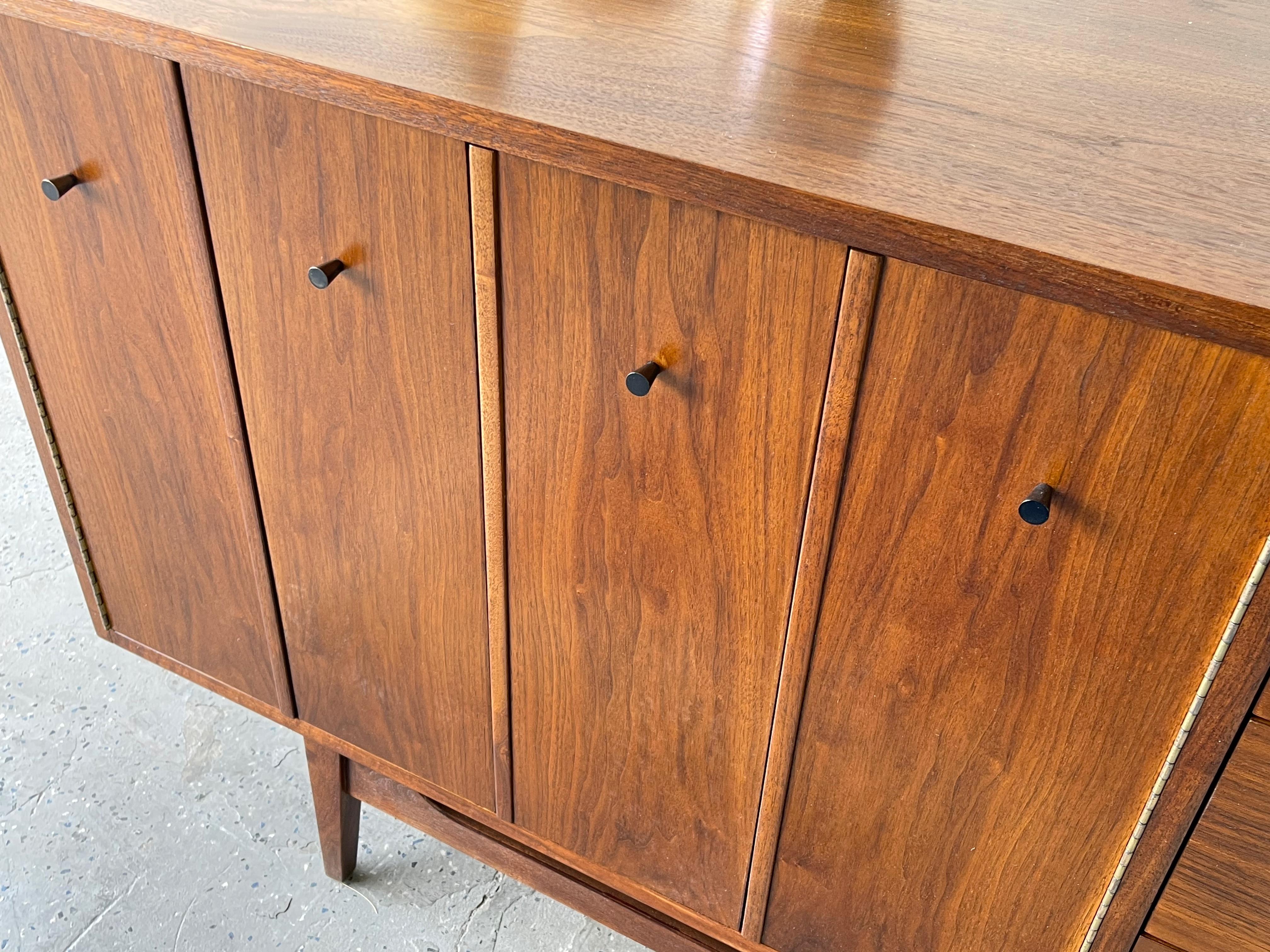 Stunning Mid-Century Modern American of Martinsville Walnut Credenza MCM In Good Condition In Las Vegas, NV