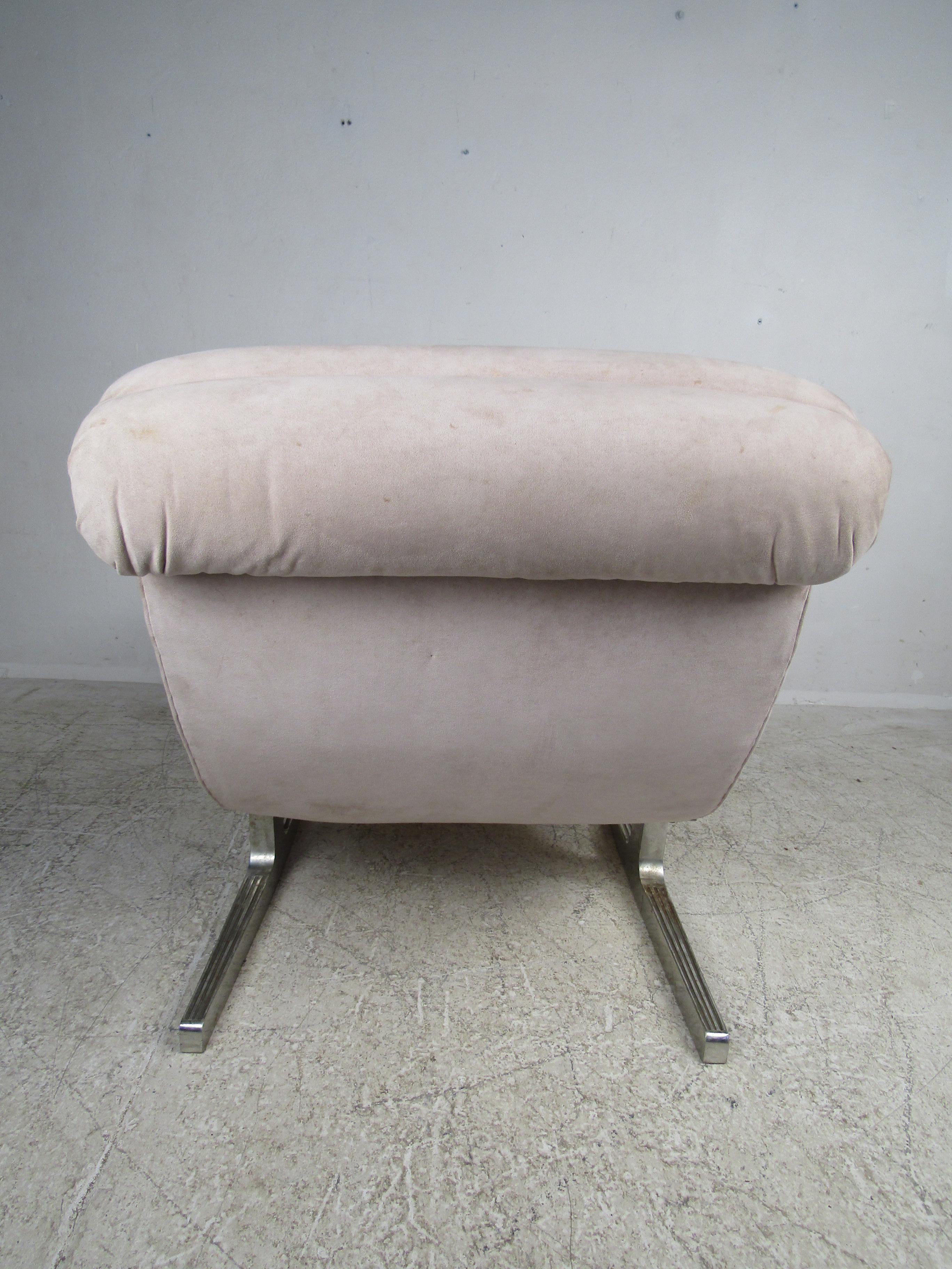 contemporary chaise lounge indoor