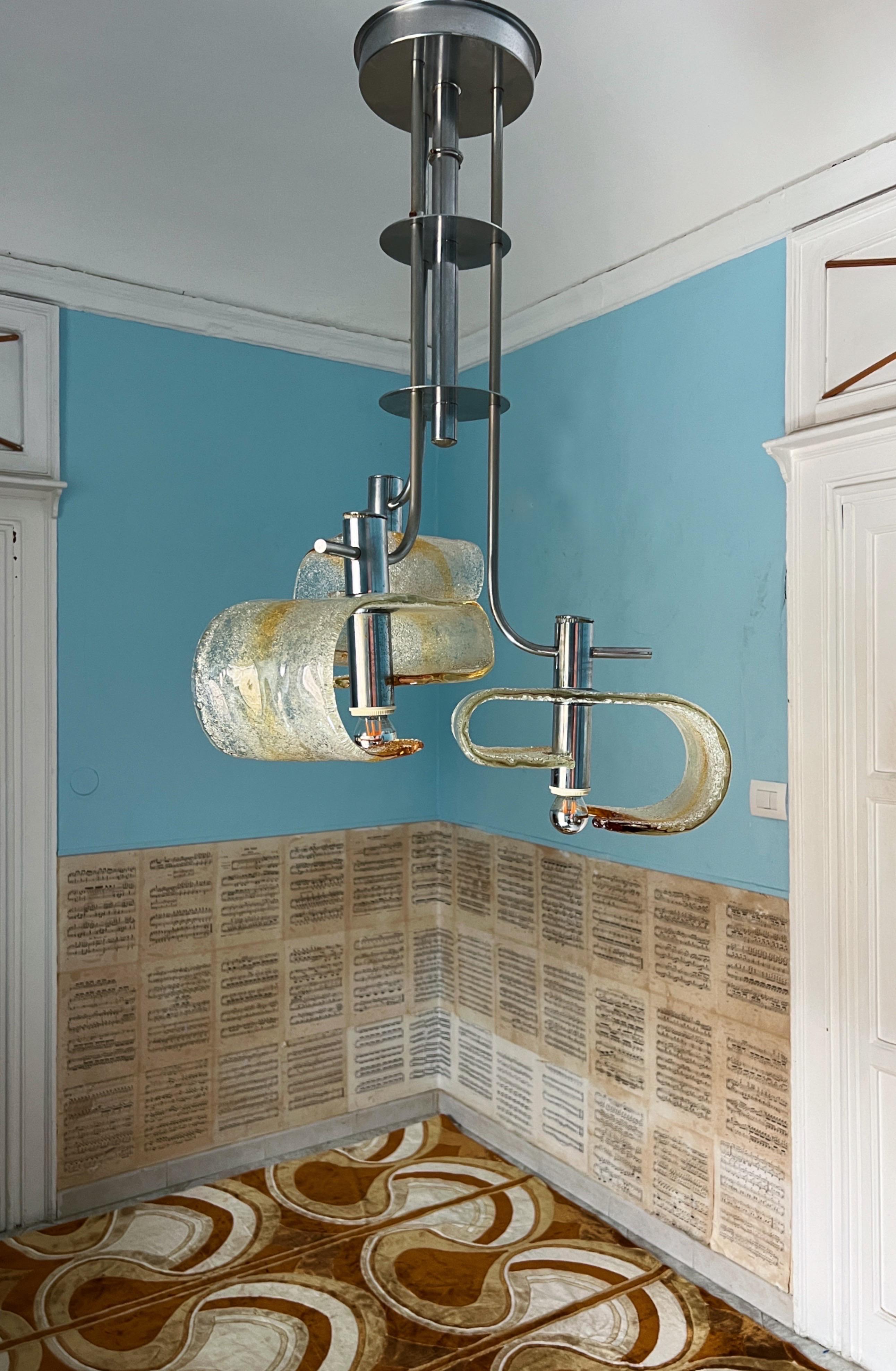 Stupendo lampadario moderno di metà secolo di Carlo Nason per Mazzega, 1970

Questo squisito pezzo presenta tre paralumi in vetro di Murano con sorprendenti dettagli color caramello, che combinano audacia e calore. Ha un aspetto unico da ogni