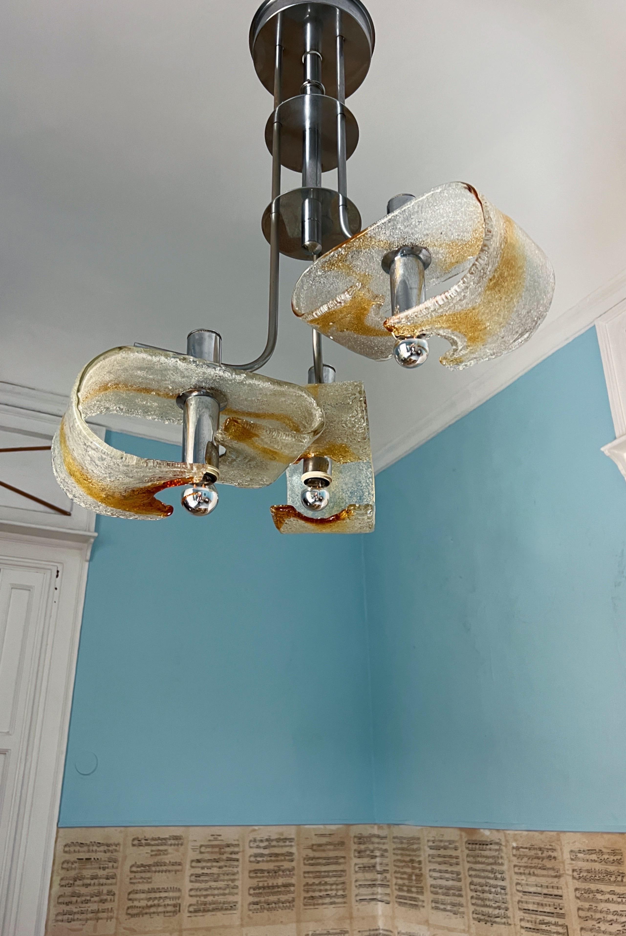 Italiano Stupendo lampadario moderno di metà secolo di Carlo Nason per Mazzega, 1970 in vendita