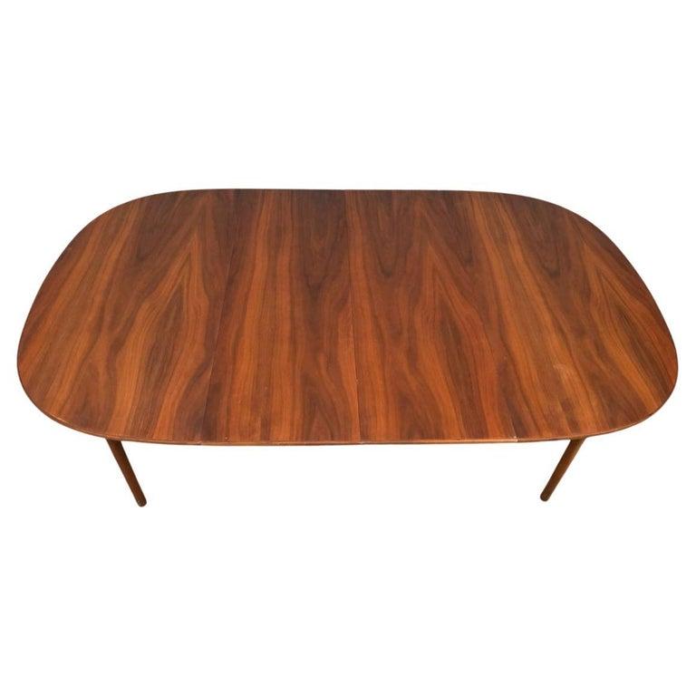 Travail du bois Superbe table de salle à manger danoise ronde moderne du milieu du siècle dernier, avec deux rallonges en vente