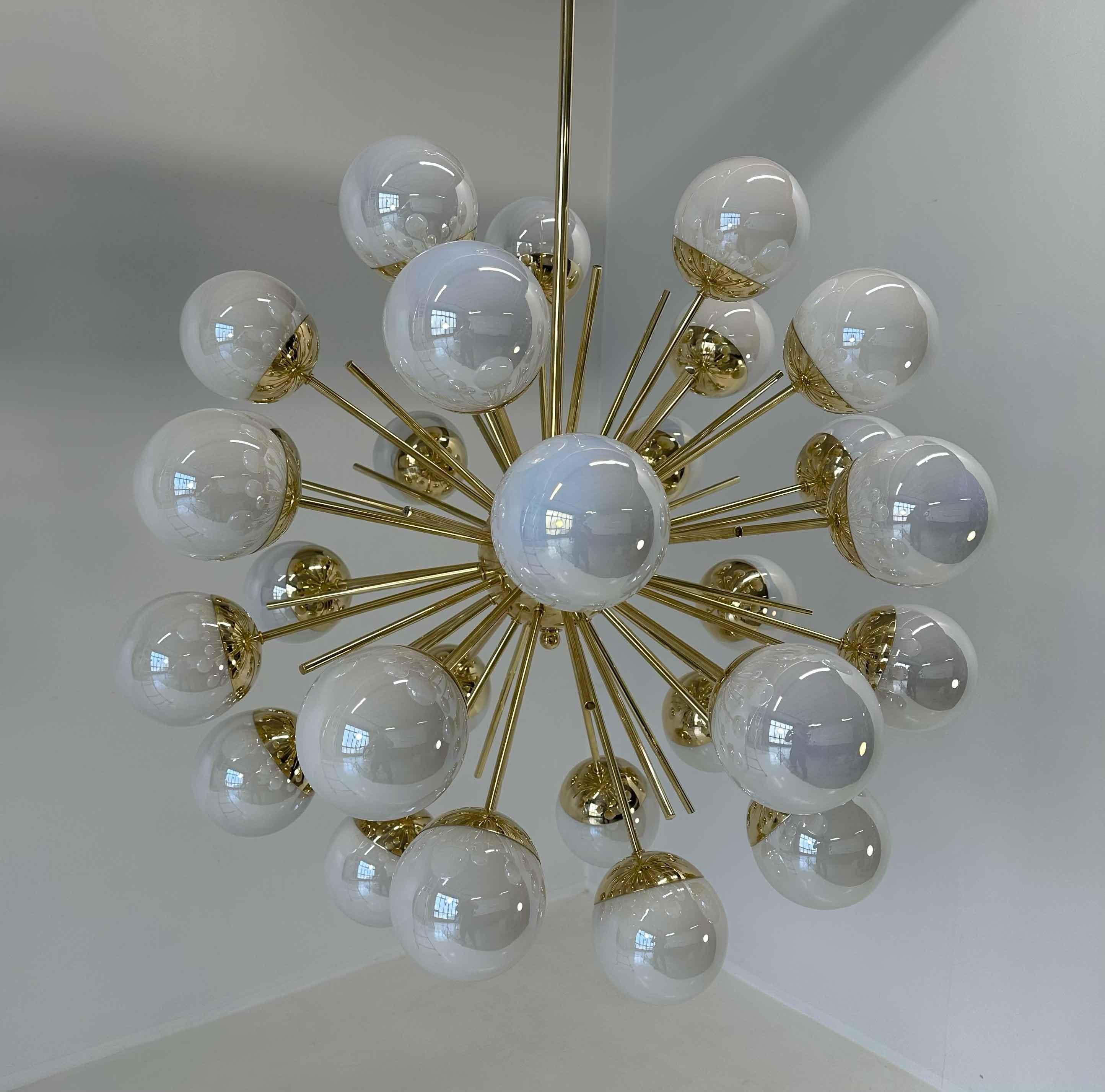 Superbe lustre Sputnik en verre de Murano et laiton de The Moderns Moderns en vente 4