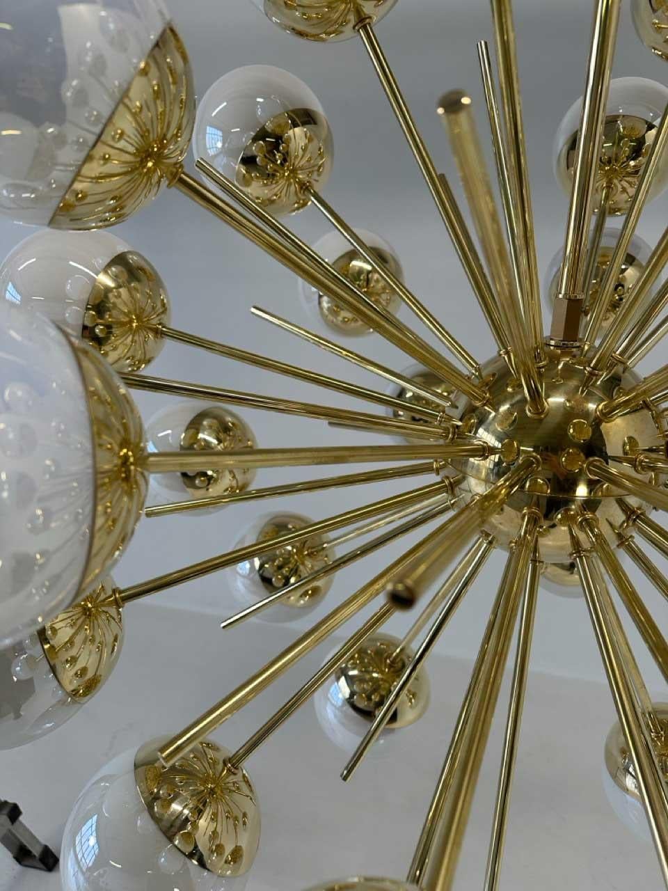 Superbe lustre Sputnik en verre de Murano et laiton de The Moderns Moderns en vente 5
