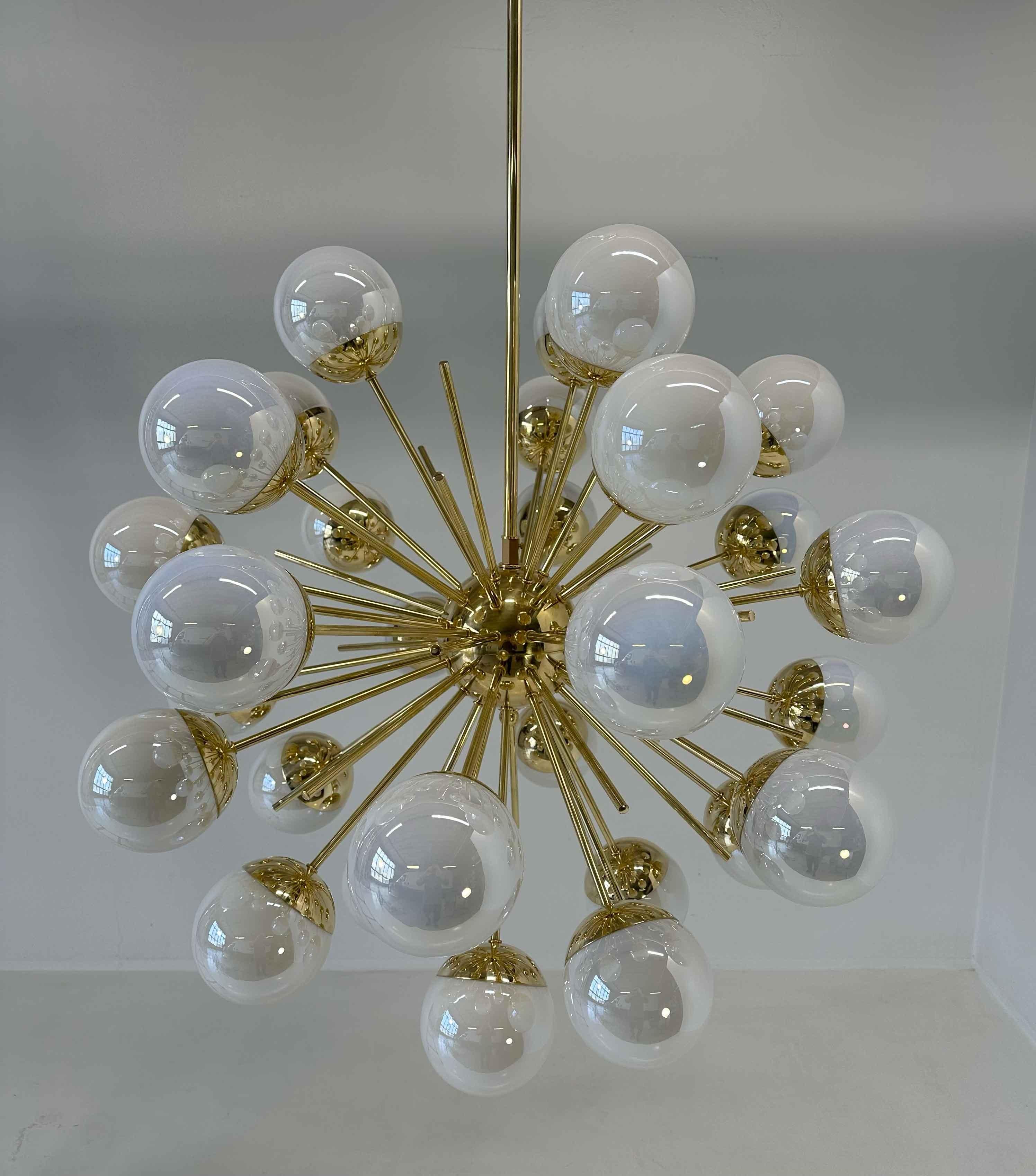 Superbe lustre Sputnik en verre de Murano et laiton de The Moderns Moderns en vente 3