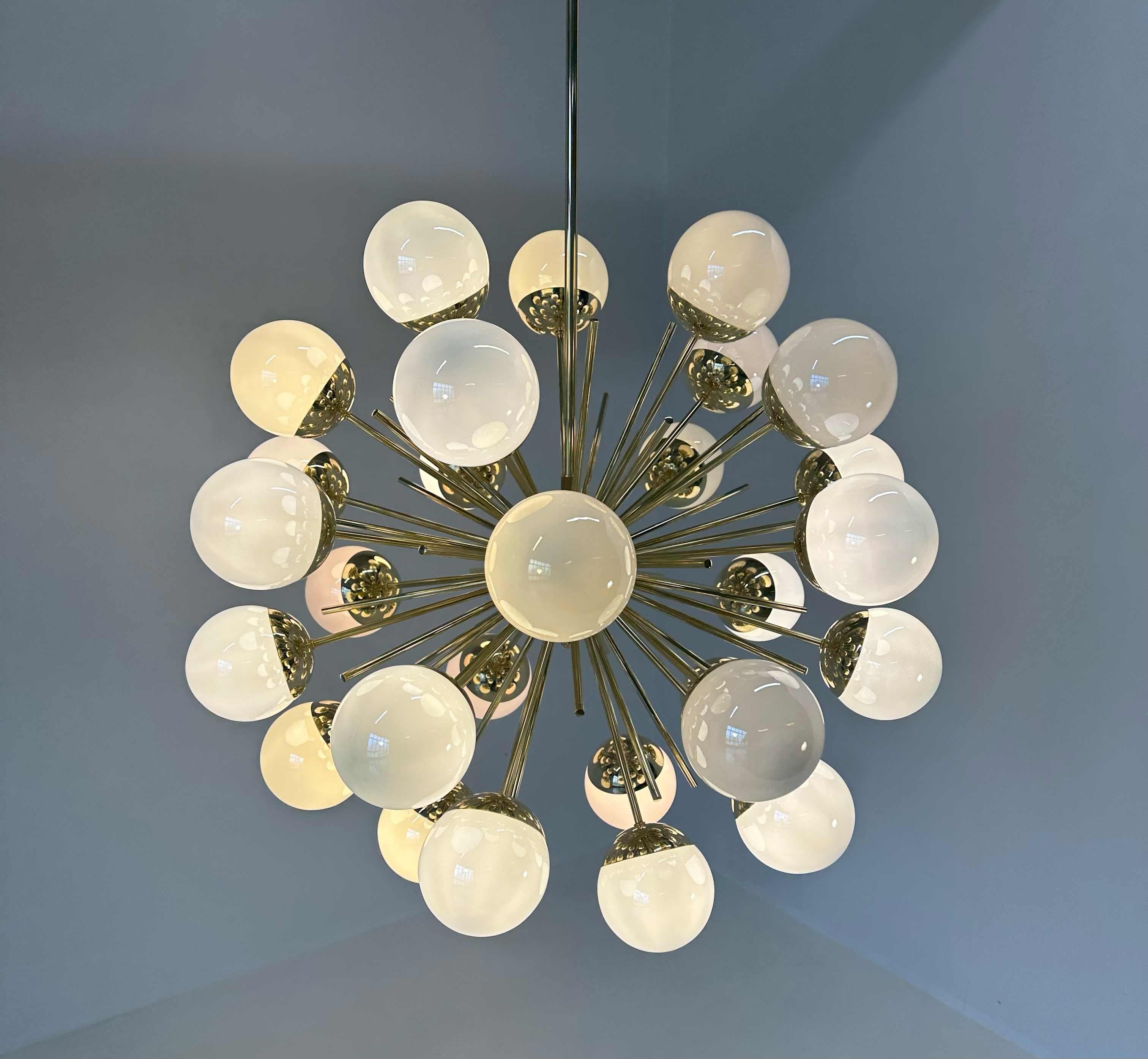 Mid-Century Modern Superbe lustre Sputnik en verre de Murano et laiton de The Moderns Moderns en vente
