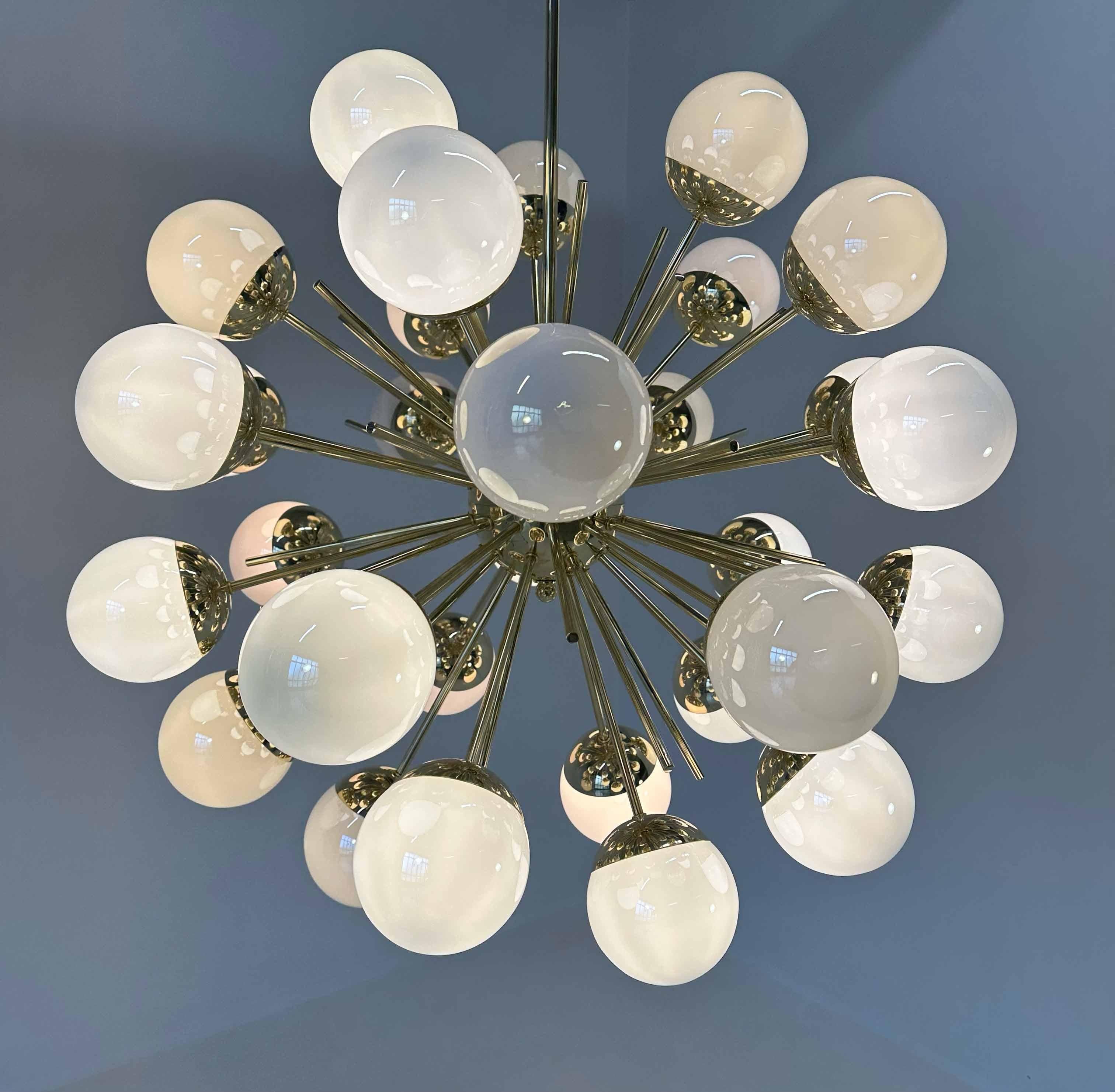 italien Superbe lustre Sputnik en verre de Murano et laiton de The Moderns Moderns en vente