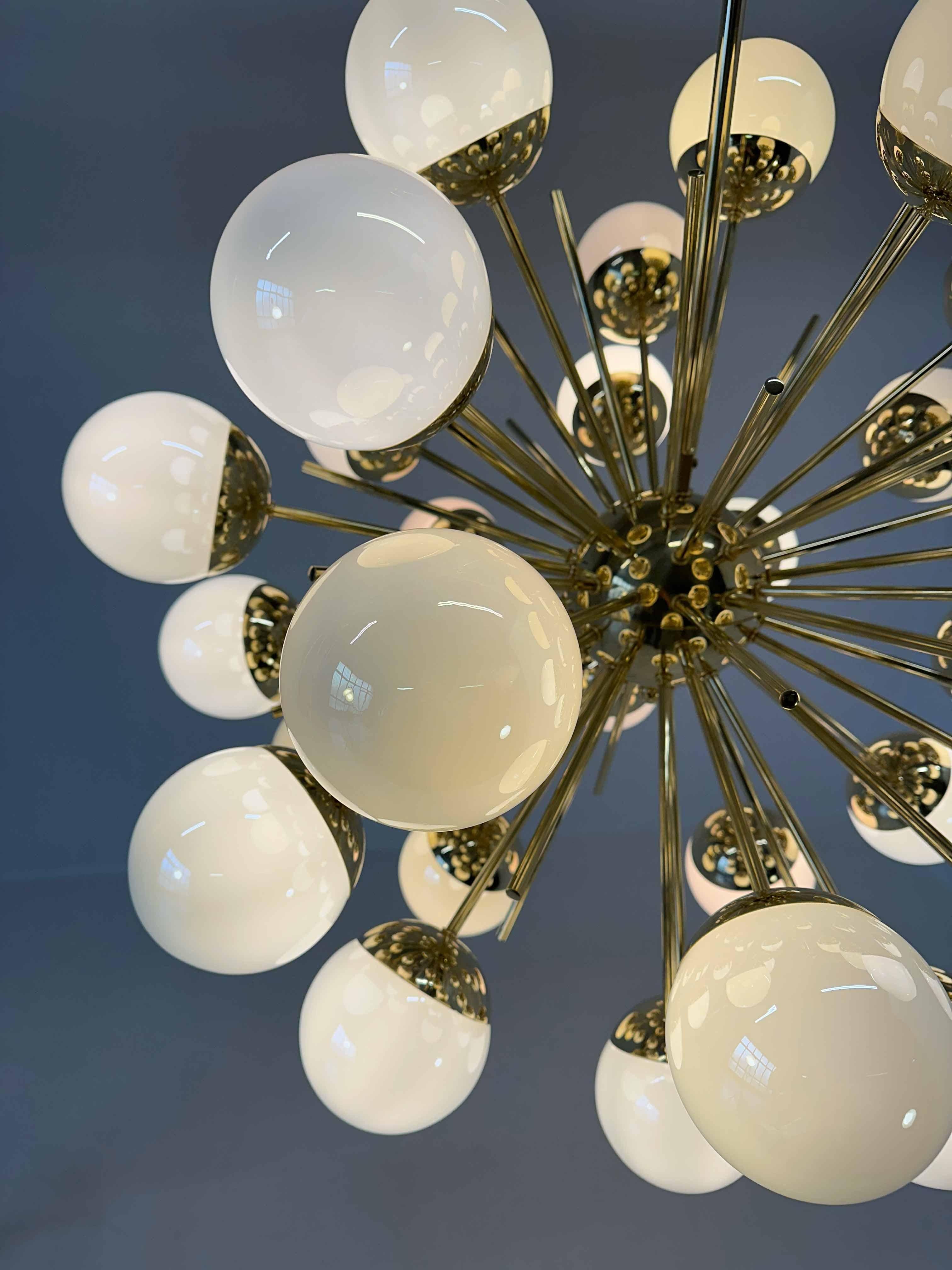 Superbe lustre Sputnik en verre de Murano et laiton de The Moderns Moderns Bon état - En vente à Meda, MB