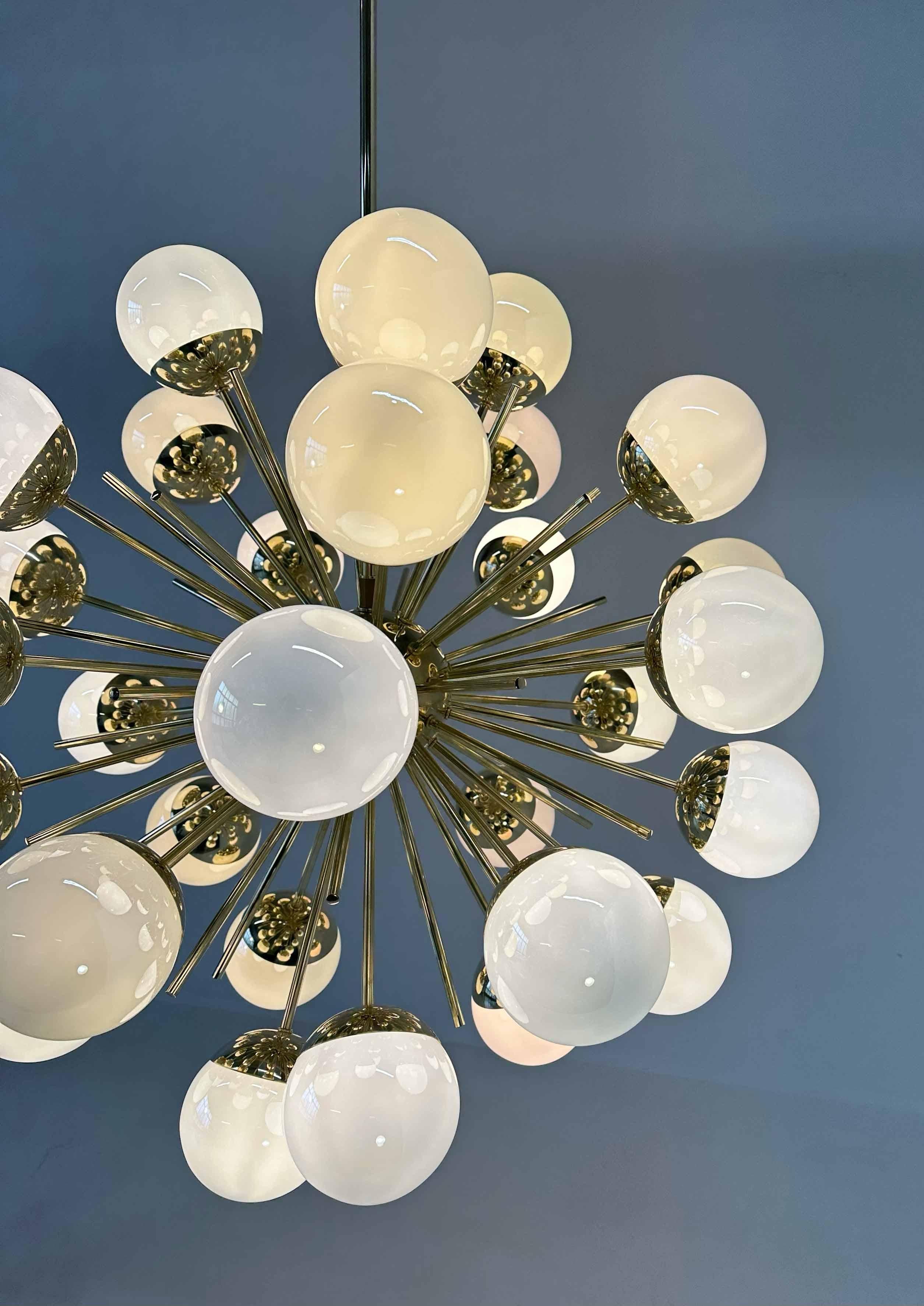 XXIe siècle et contemporain Superbe lustre Sputnik en verre de Murano et laiton de The Moderns Moderns en vente