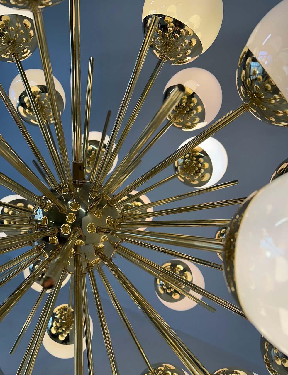 Laiton Superbe lustre Sputnik en verre de Murano et laiton de The Moderns Moderns en vente