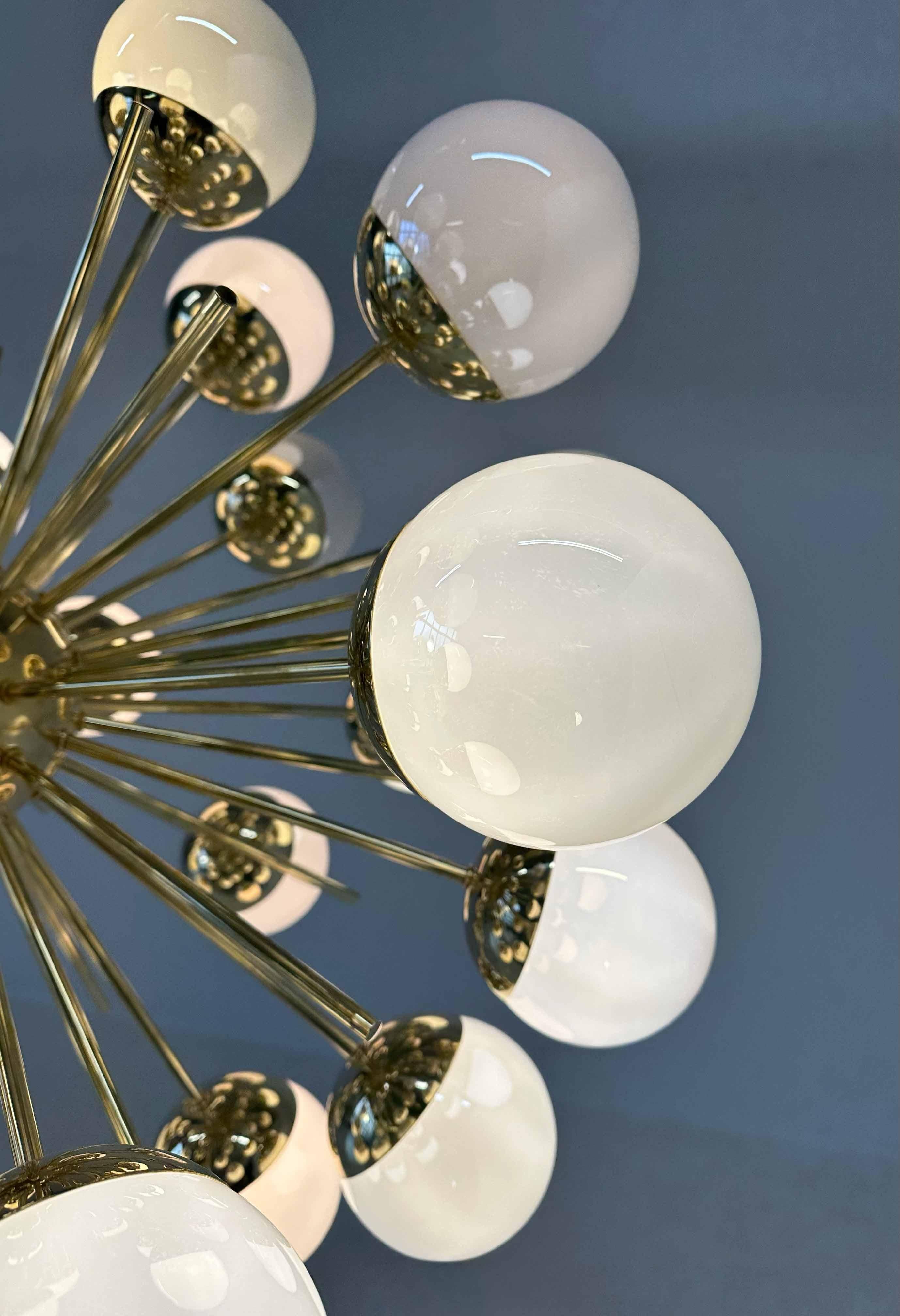 Superbe lustre Sputnik en verre de Murano et laiton de The Moderns Moderns en vente 1