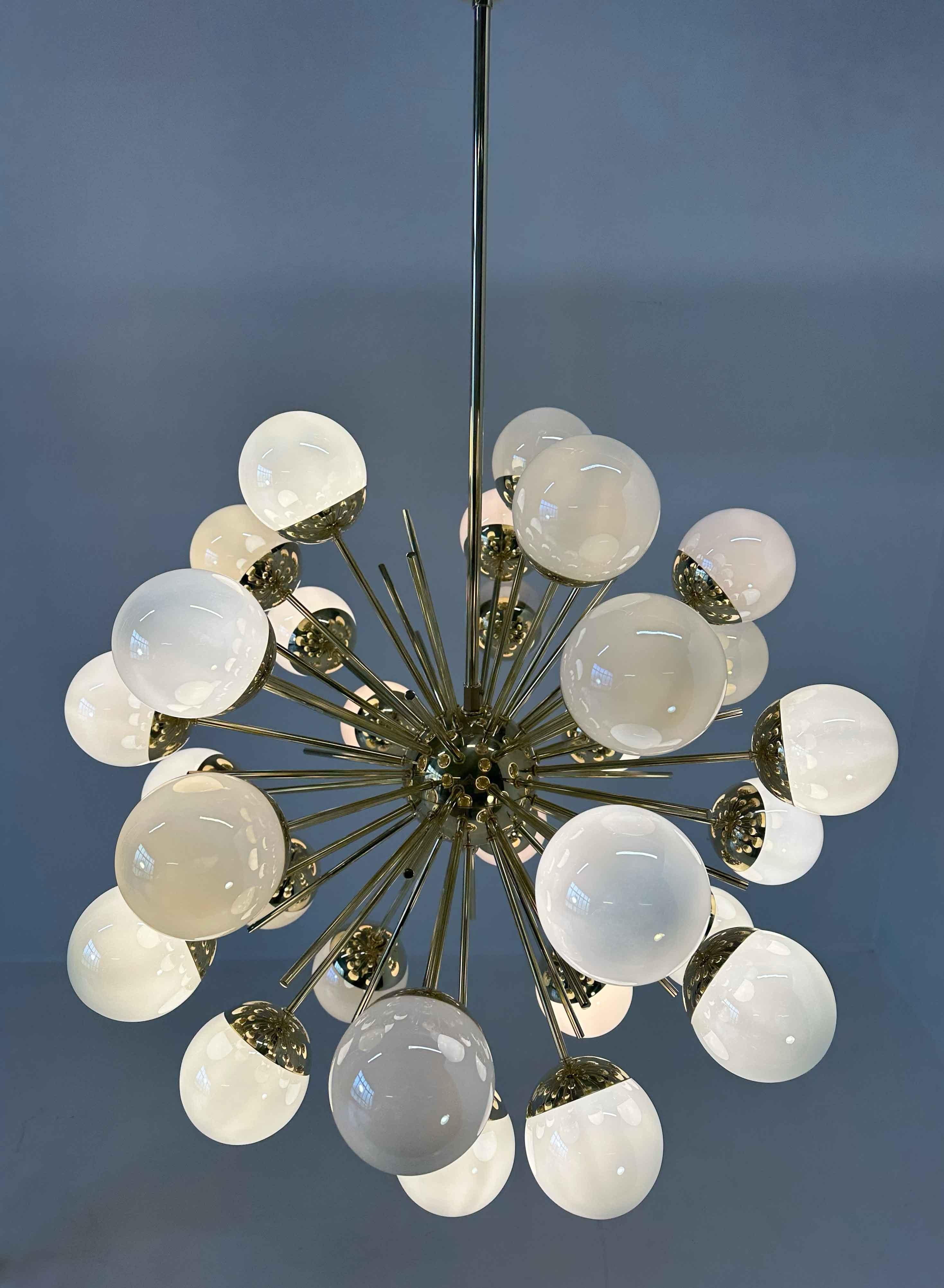 Superbe lustre Sputnik en verre de Murano et laiton de The Moderns Moderns en vente 2
