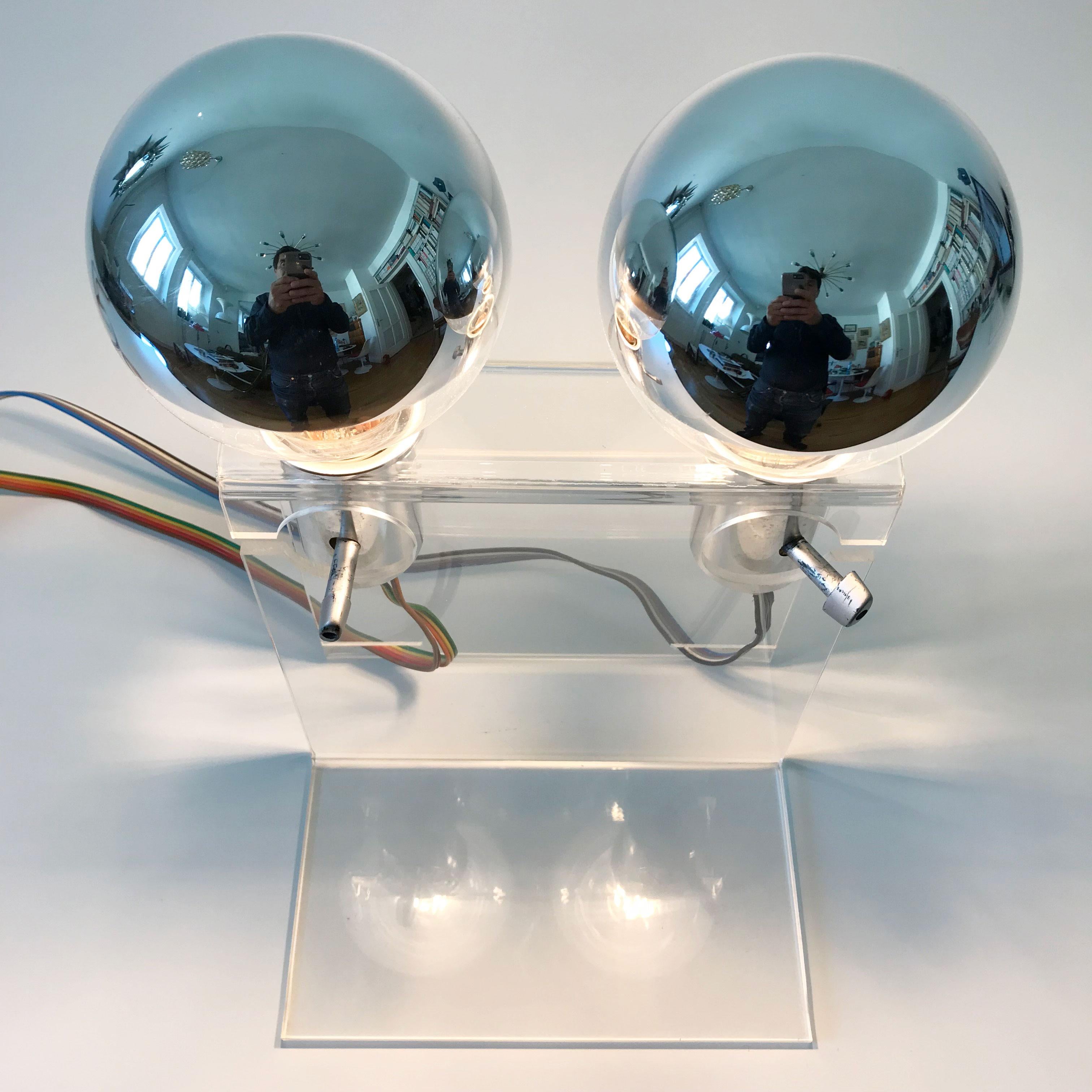 Fine XX secolo Stupefacente lampada da tavolo o oggetto luminoso in plexiglass della metà del secolo scorso, anni '70 in vendita