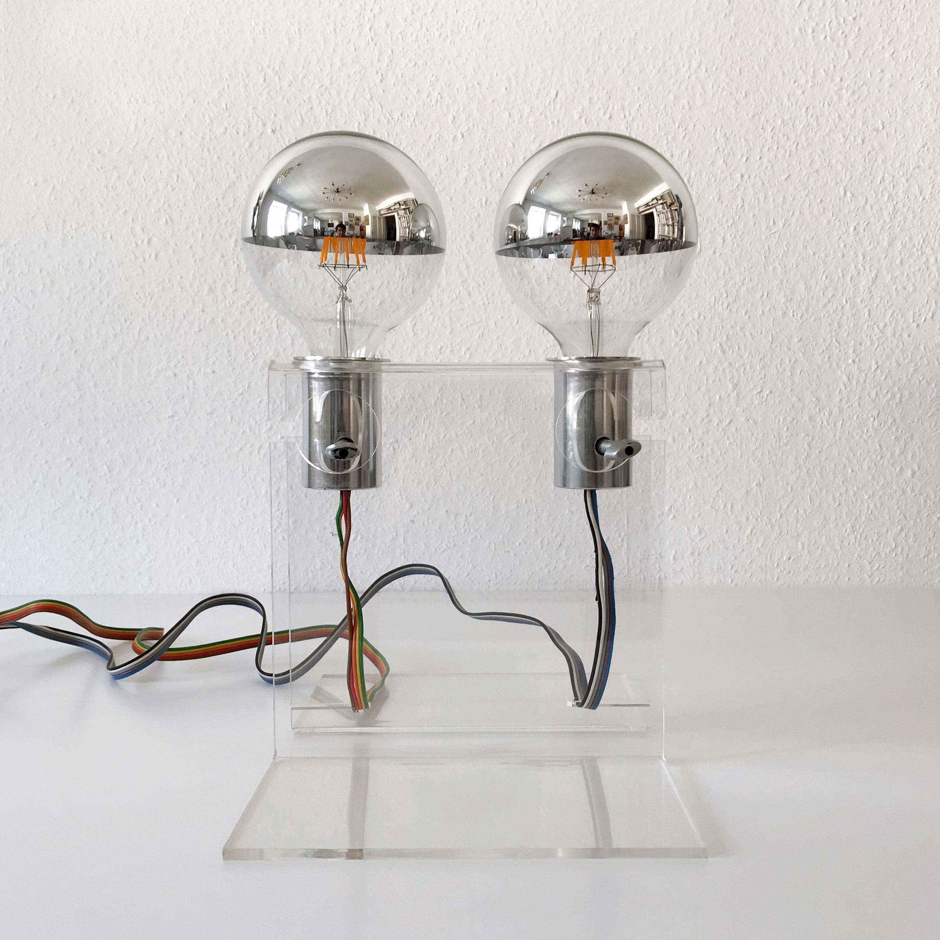 Metallo Stupefacente lampada da tavolo o oggetto luminoso in plexiglass della metà del secolo scorso, anni '70 in vendita