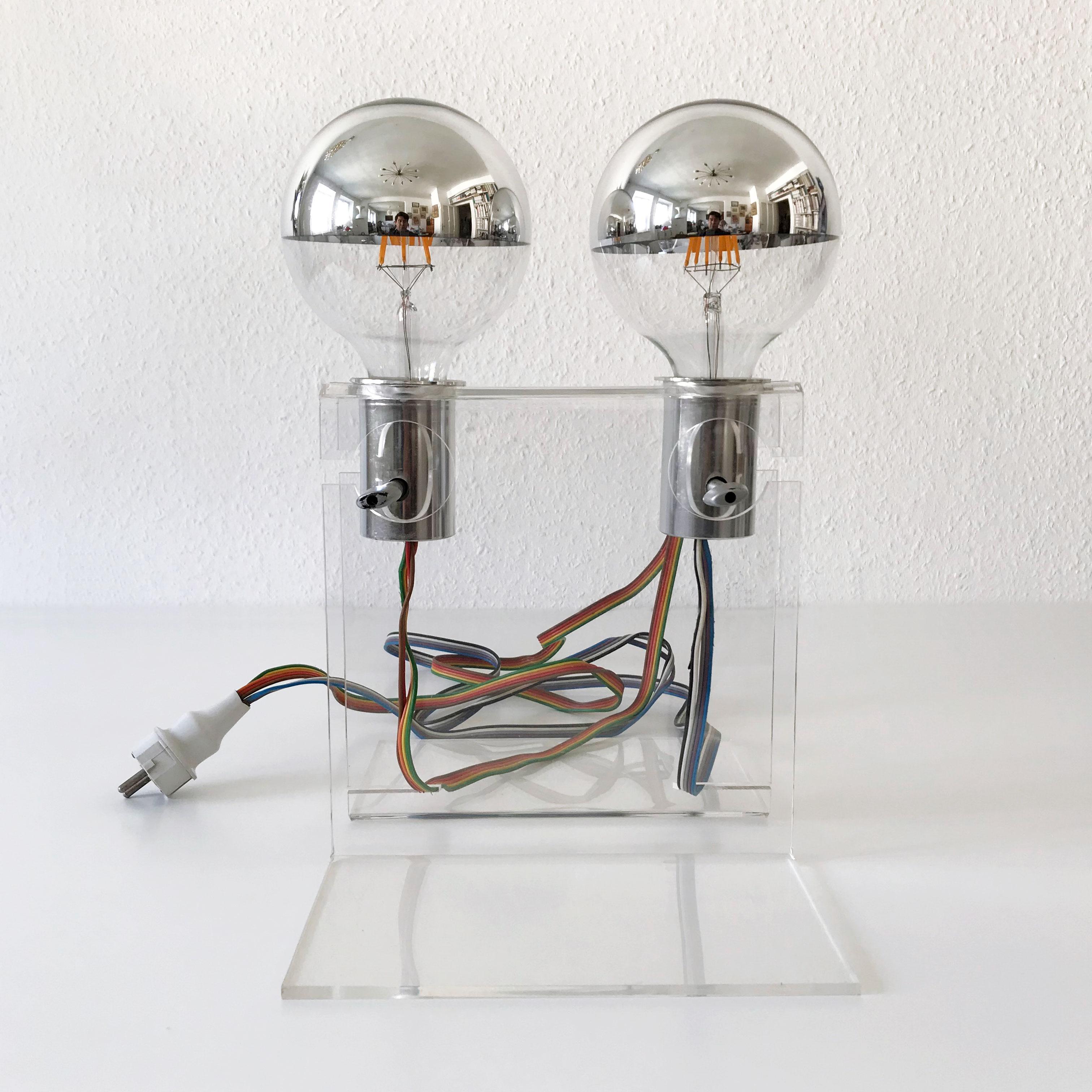 Stupefacente lampada da tavolo o oggetto luminoso in plexiglass della metà del secolo scorso, anni '70 in vendita 2