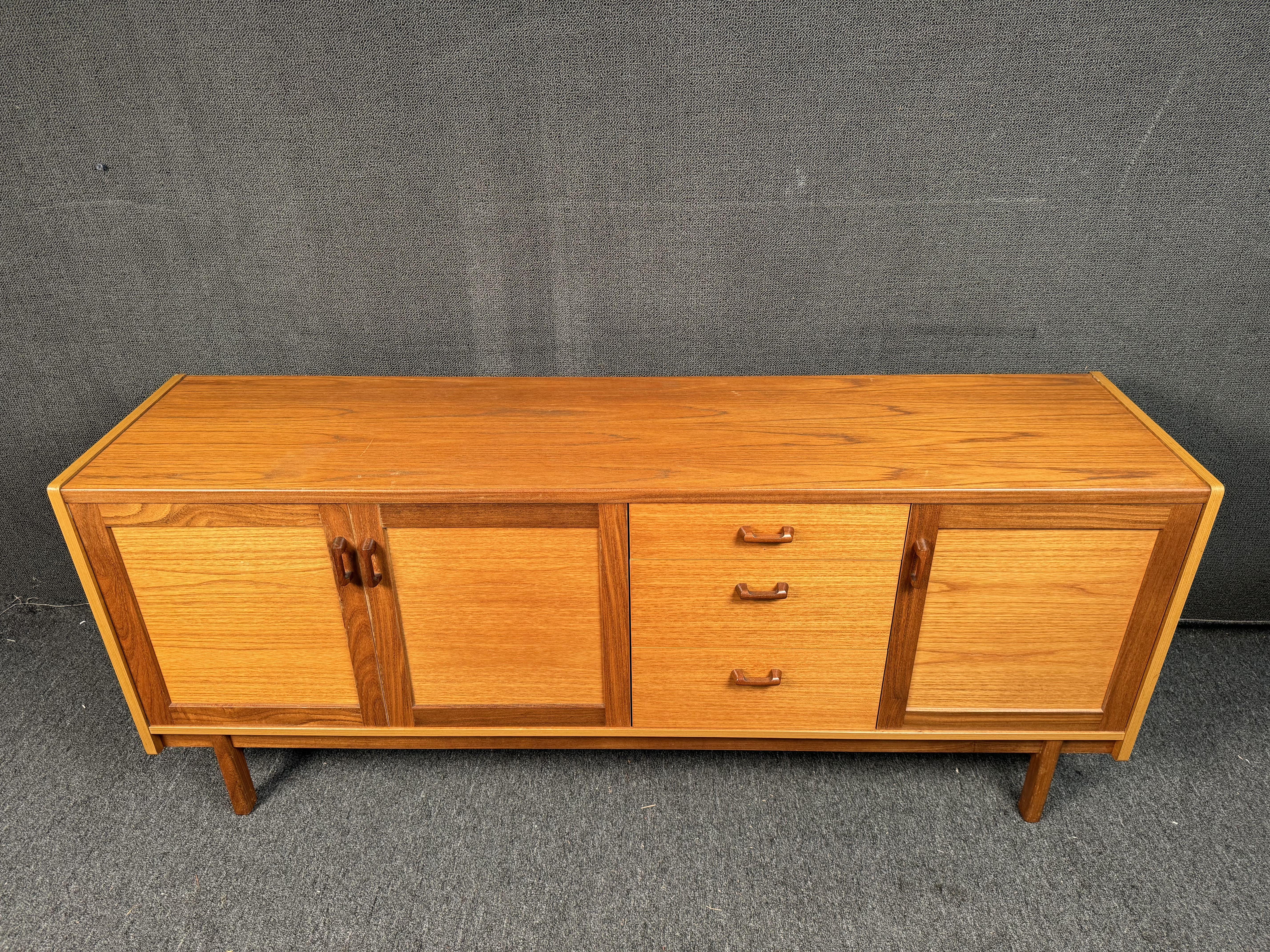 Mid-Century moderno Splendida credenza moderna di metà secolo in vendita