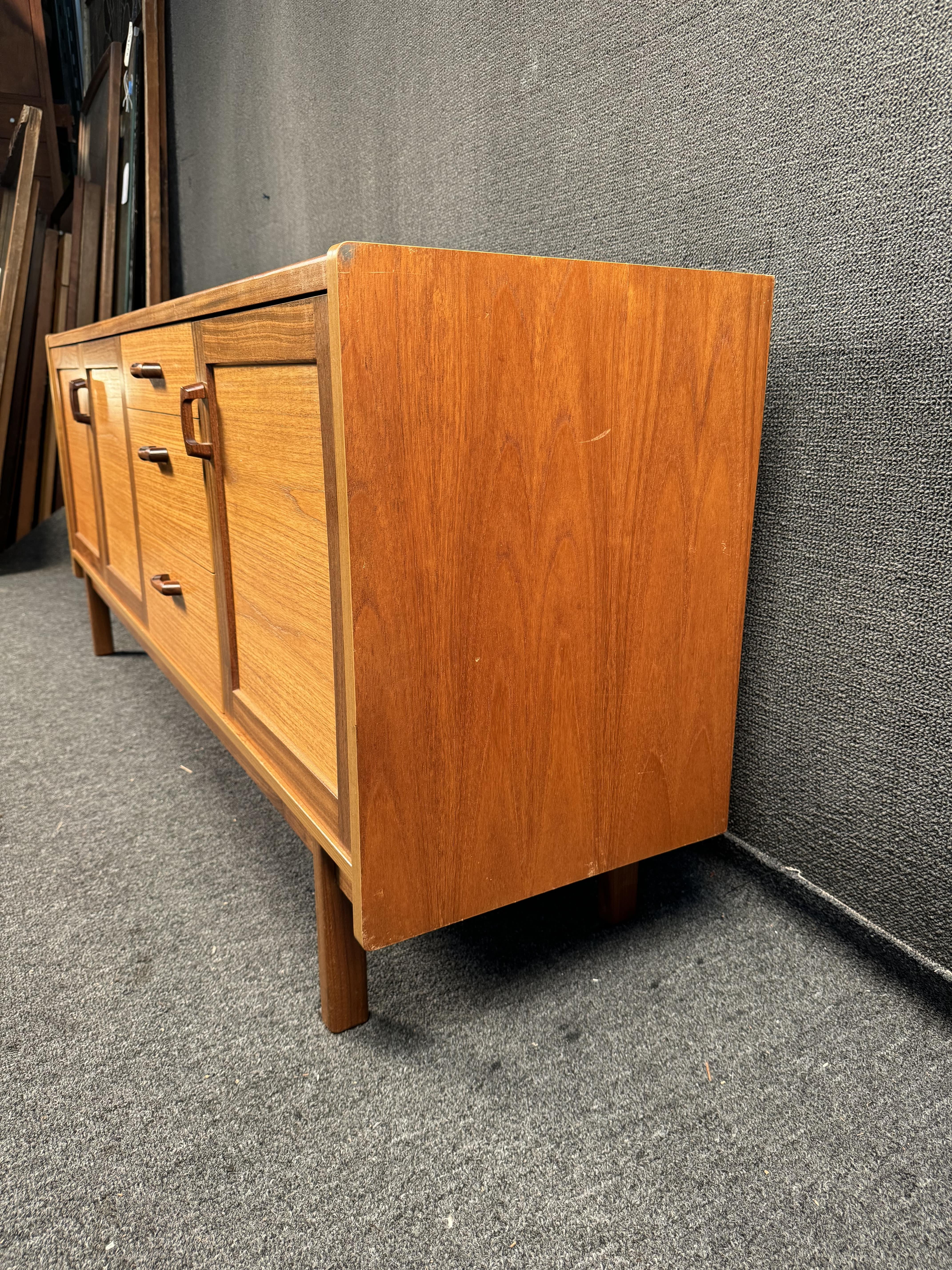 Splendida credenza moderna di metà secolo In condizioni buone in vendita a Brooklyn, NY