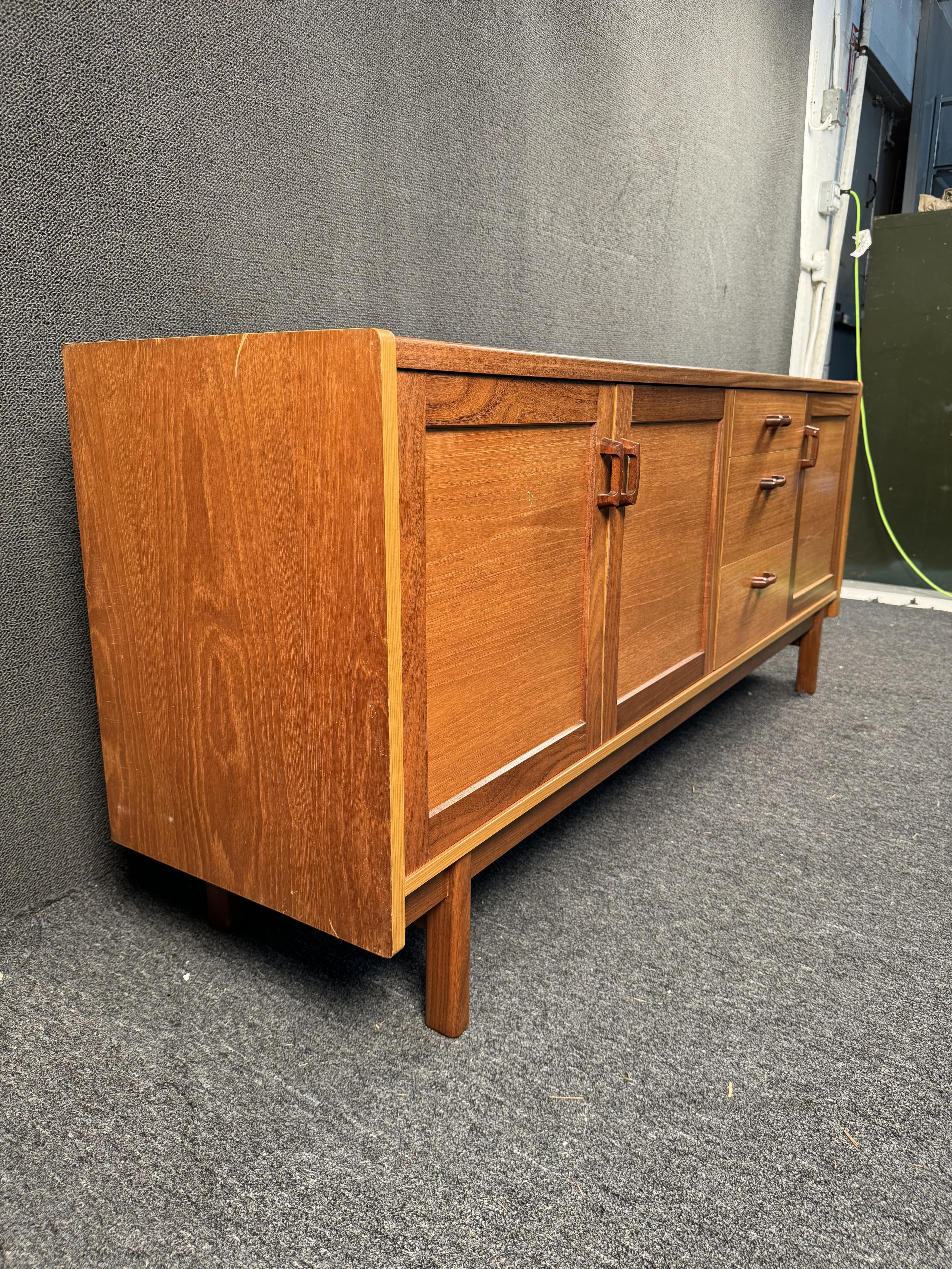 XX secolo Splendida credenza moderna di metà secolo in vendita