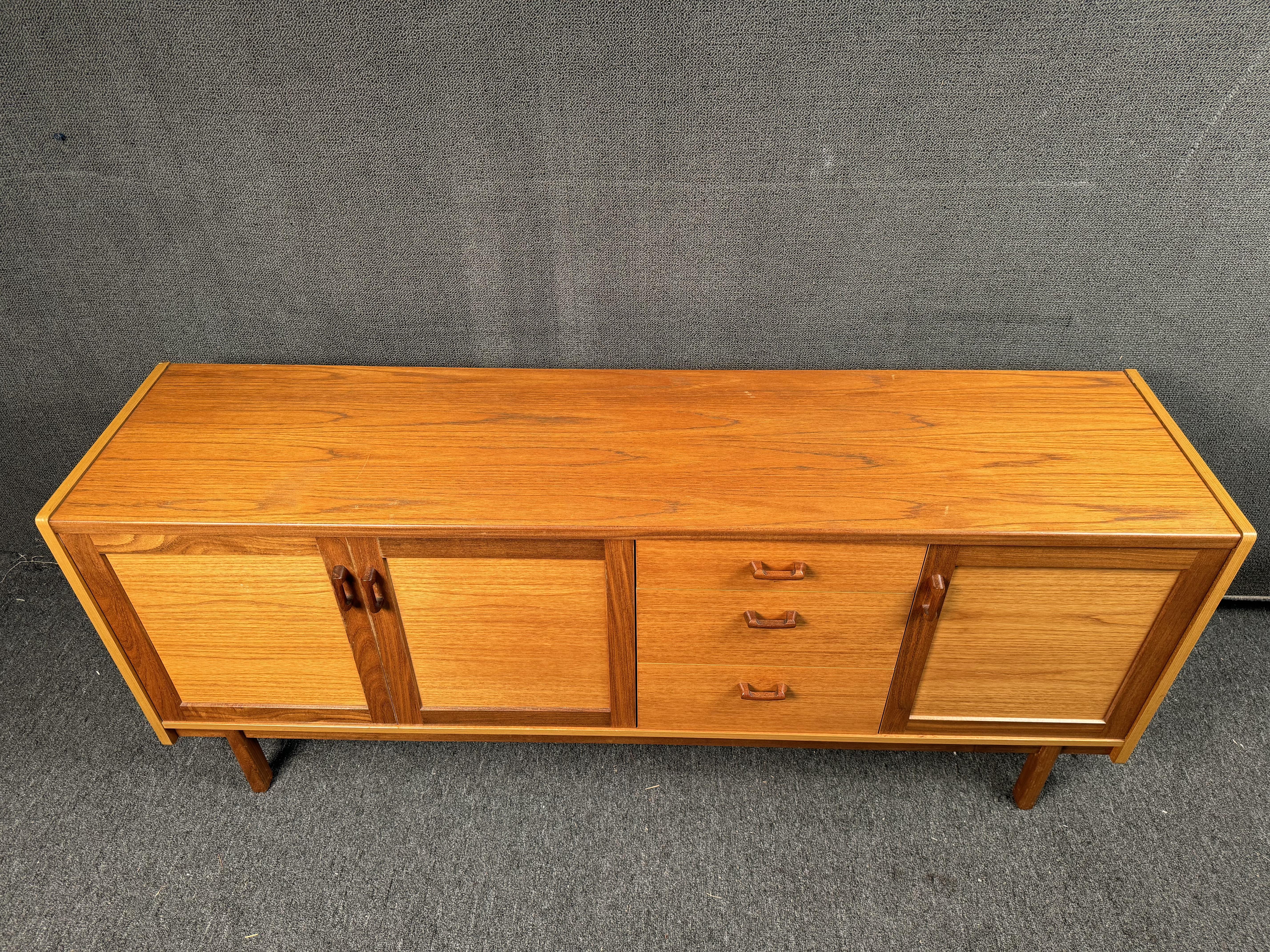 Legno Splendida credenza moderna di metà secolo in vendita
