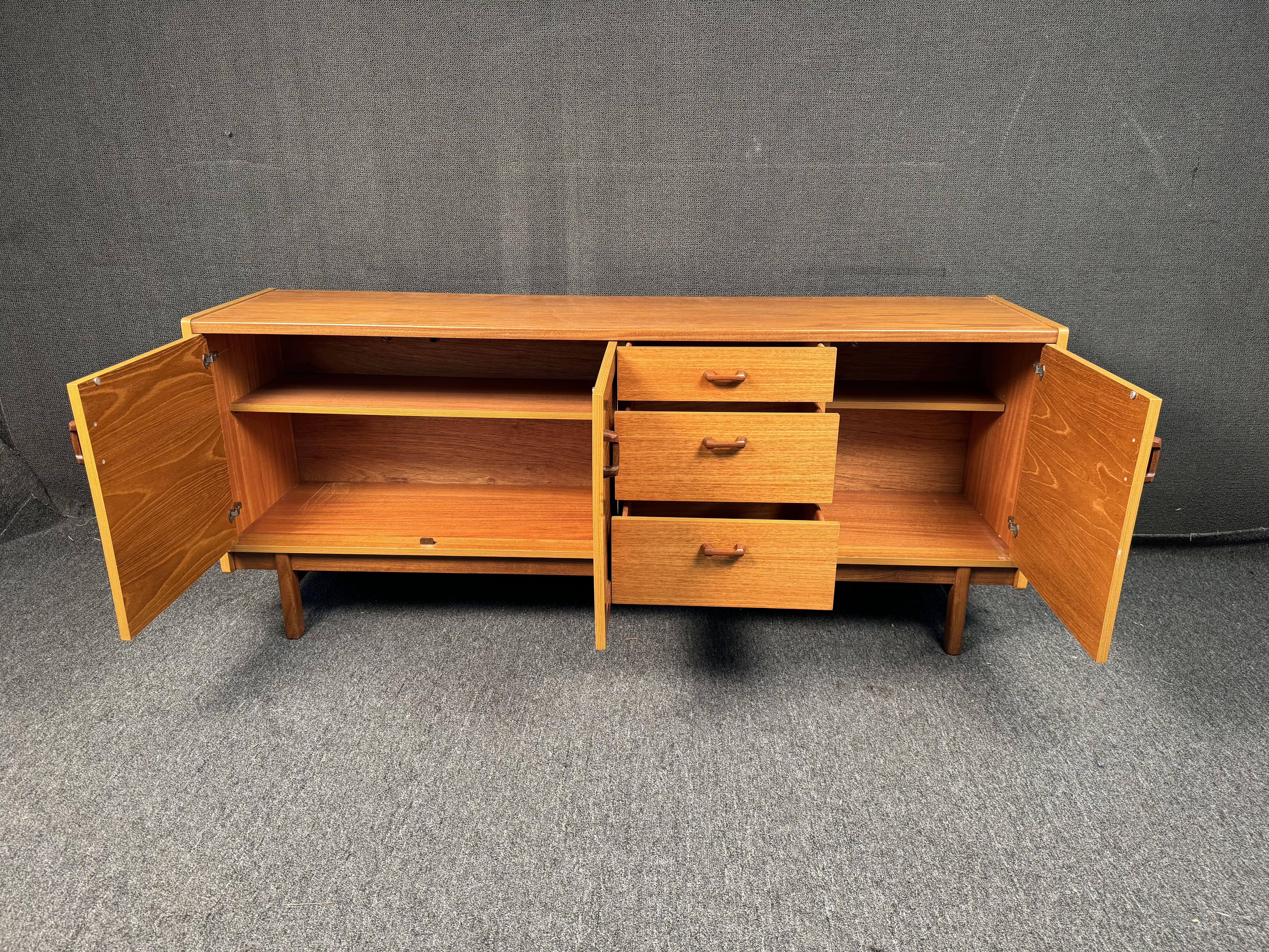 Splendida credenza moderna di metà secolo in vendita 1