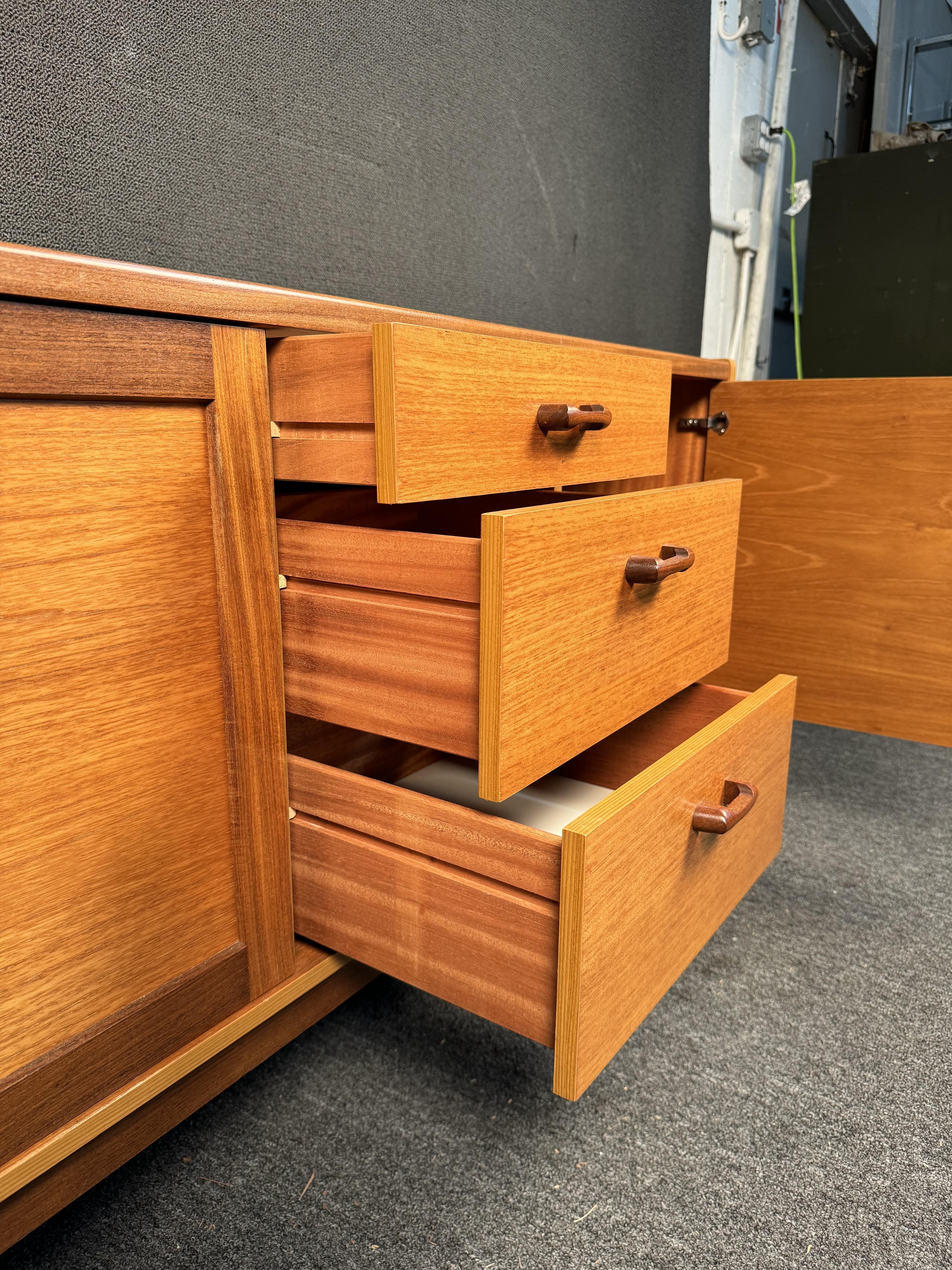 Splendida credenza moderna di metà secolo in vendita 3