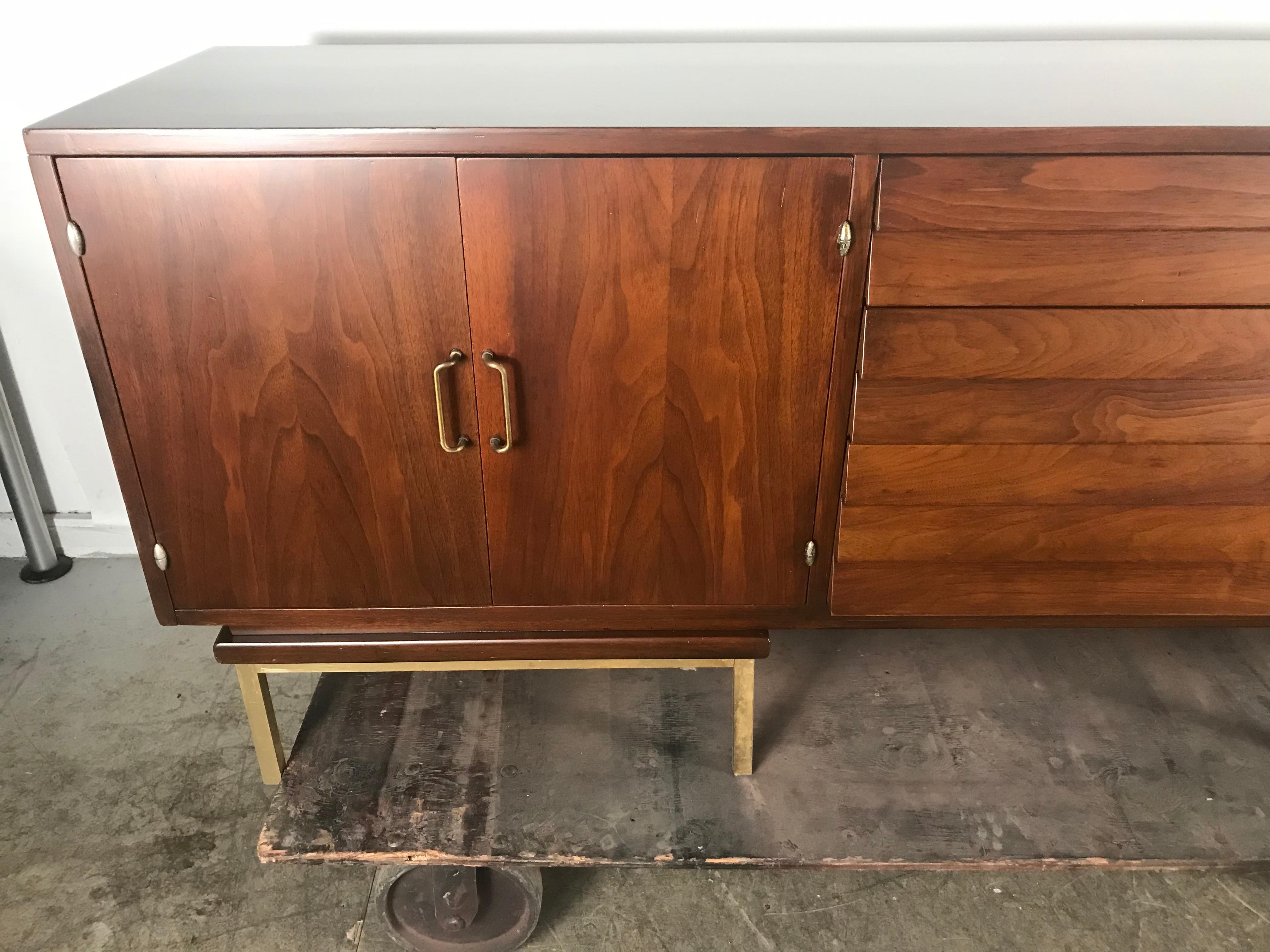 Stunning Mid-Century Modern Walnut and Brass Credenza American of Martinsville im Zustand „Gut“ in Buffalo, NY