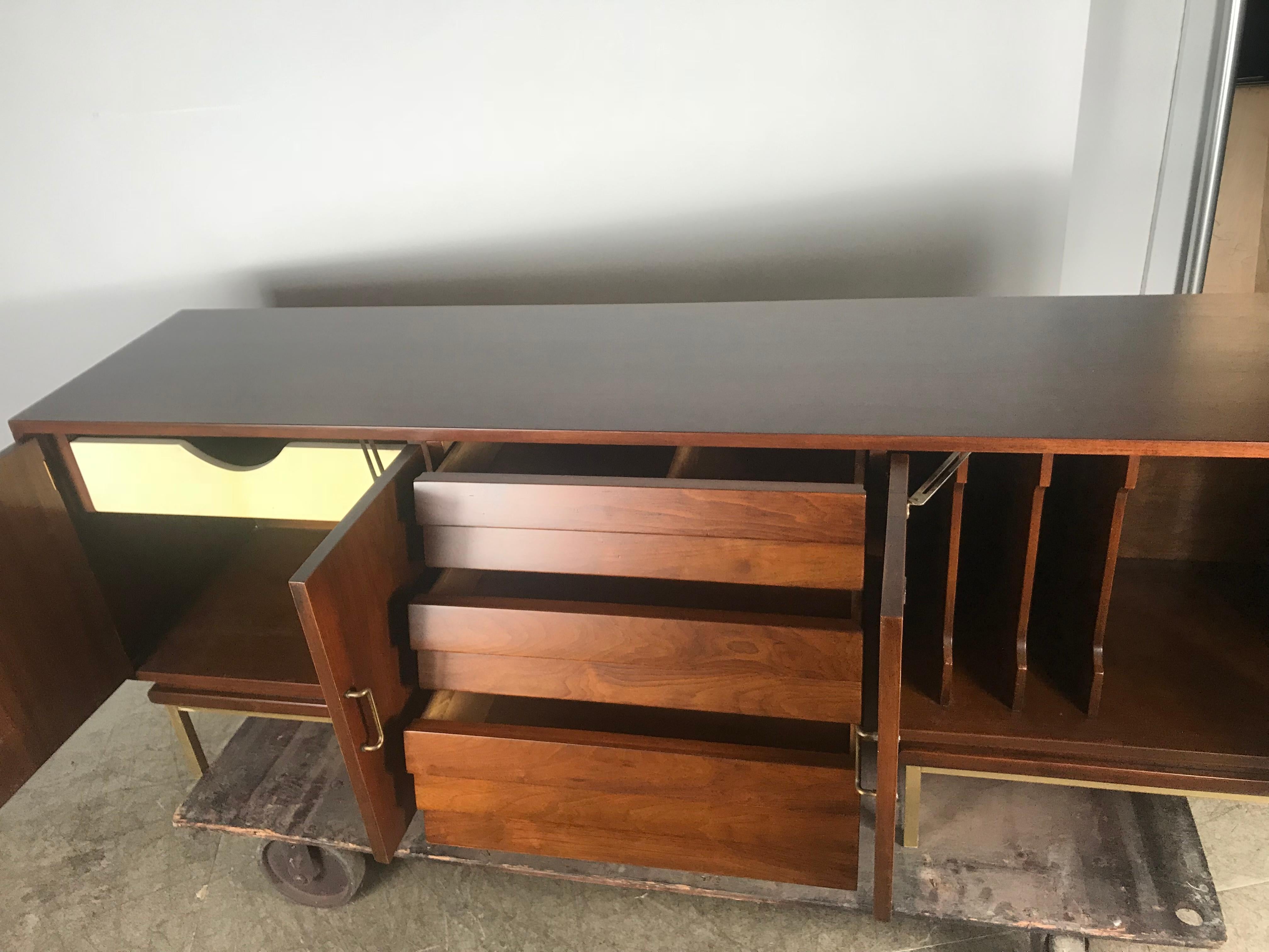 Stunning Mid-Century Modern Walnut and Brass Credenza American of Martinsville (Messing)