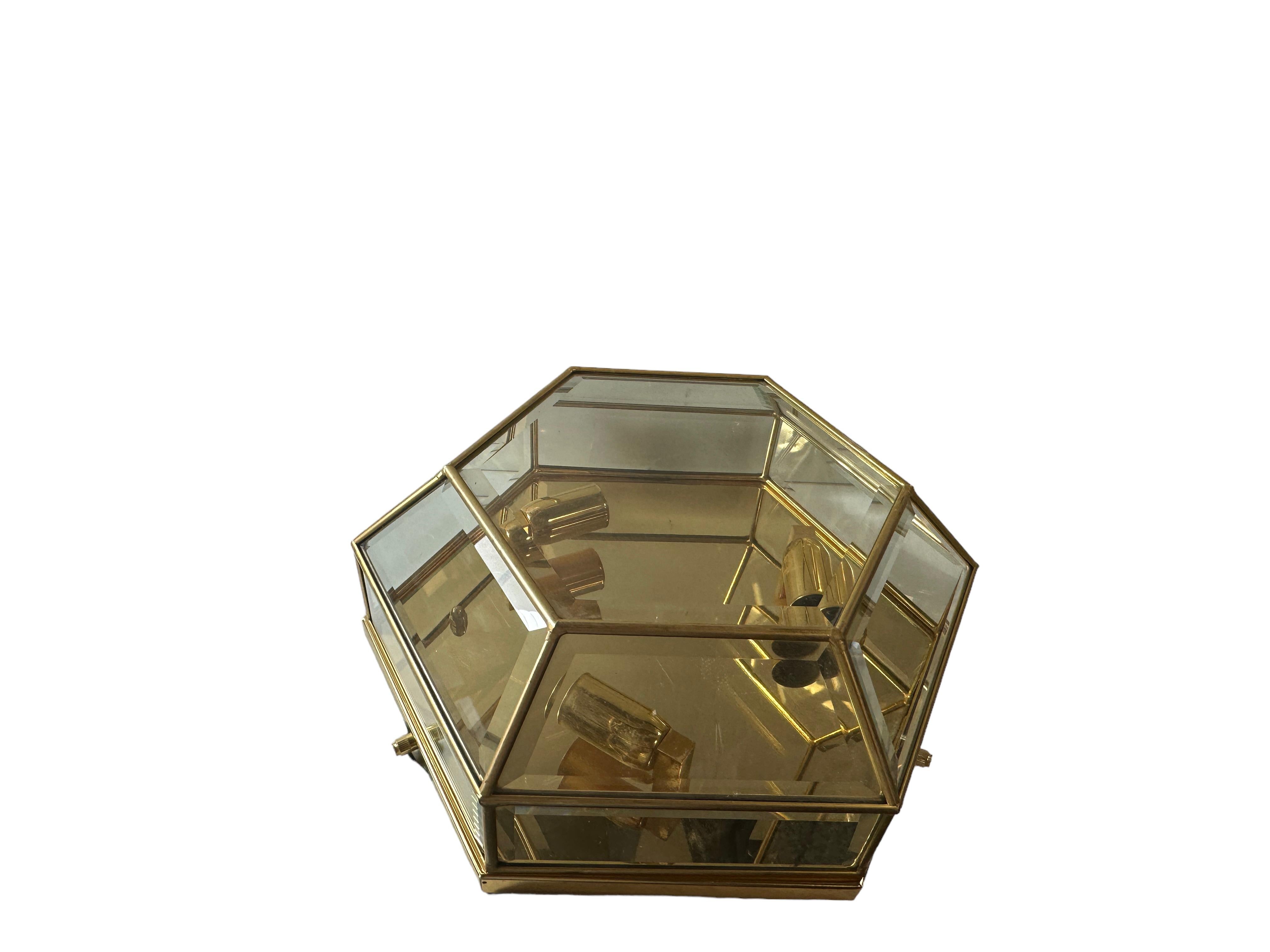 Une belle applique encastrée, fabriquée en Allemagne dans les années 1960. Fabriqué par Müller Leuchten à Munich. Le luminaire nécessite trois ampoules candélabres européennes E14, chaque ampoule pouvant atteindre 40 watts. Elle peut également être