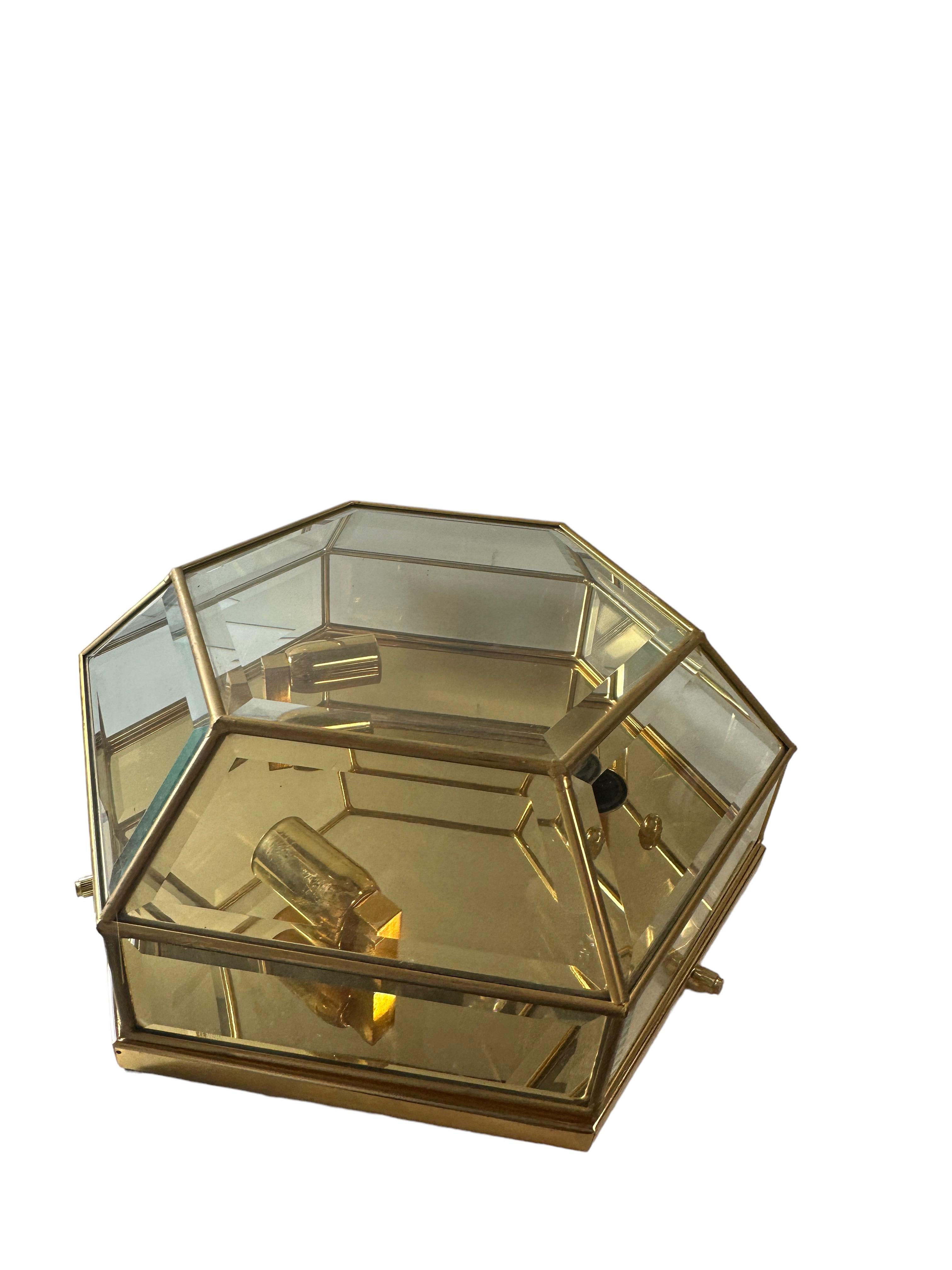 Allemand Superbe lustre octogonal moderniste du milieu du siècle dernier en laiton et verre à facettes en vente