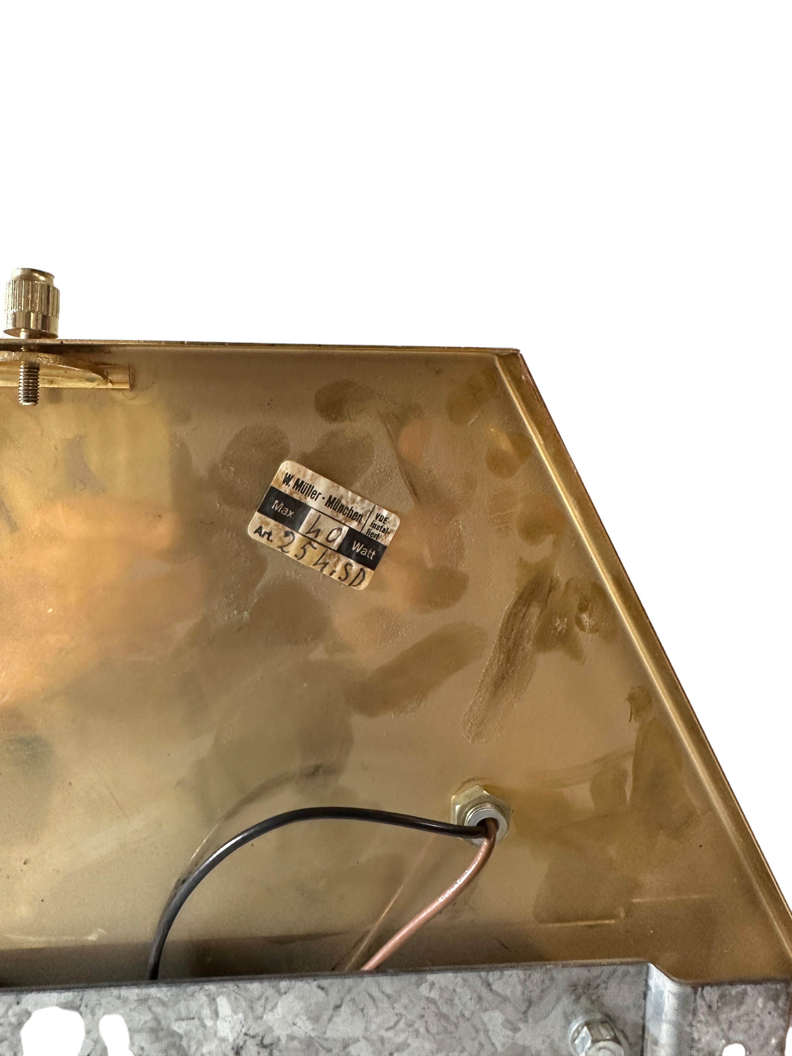 Superbe lustre octogonal moderniste du milieu du siècle dernier en laiton et verre à facettes en vente 2