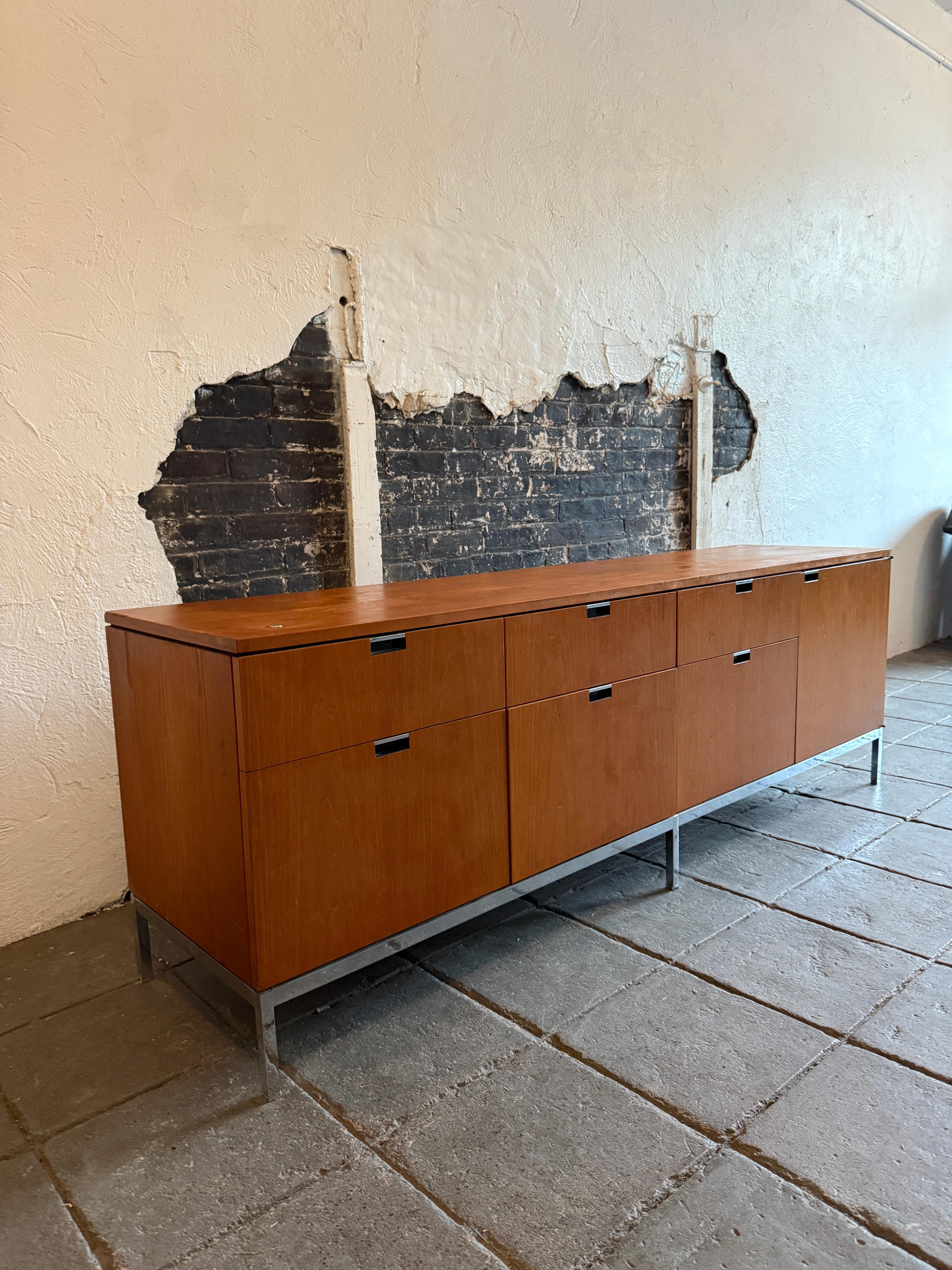 Stunning Mid century Oak Office Credenza Sideboard by Florence knoll In Good Condition For Sale In Brooklyn, NY