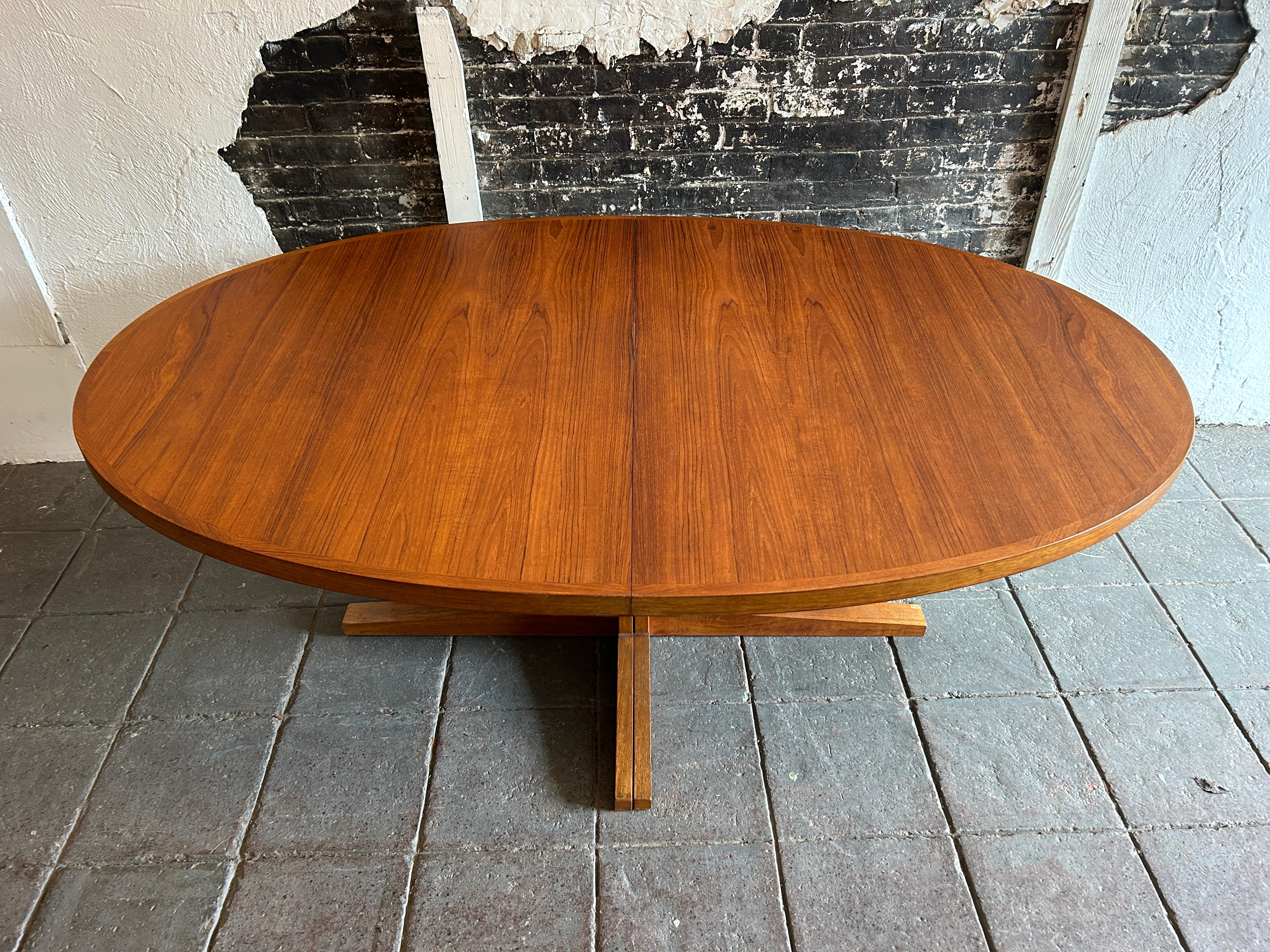 Stunning mid century Teak oval Danish Modern extension dining table with (2) leaves. By John Mortensen for Heltborg Møbler. This table is in beautiful condition with brown teak tones very great modern Dining Table. high quality construction and both