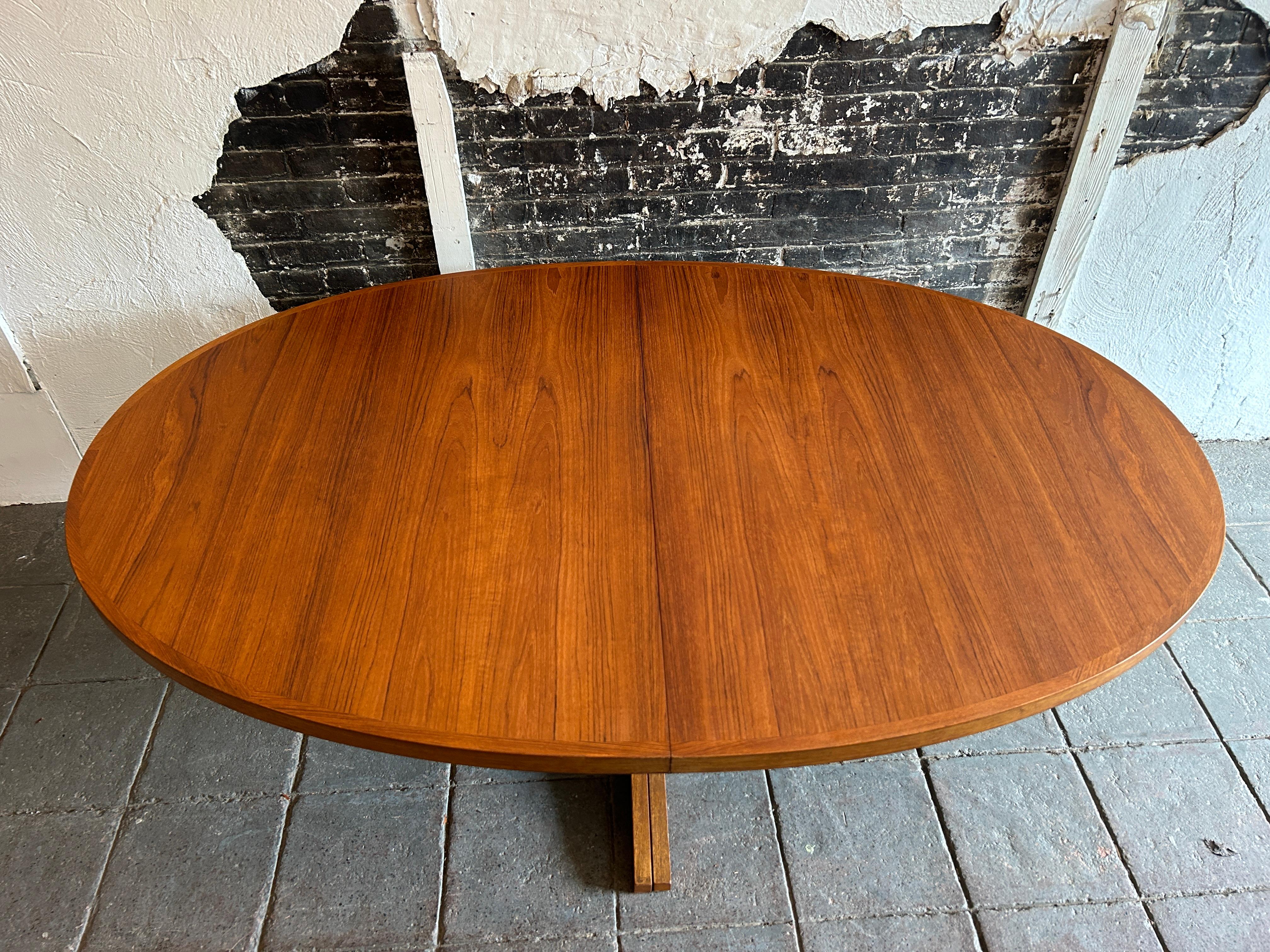 Stunning Mid Century Oval Teak Danish Modern Extension Dining Table 2 Leaves In Good Condition In BROOKLYN, NY