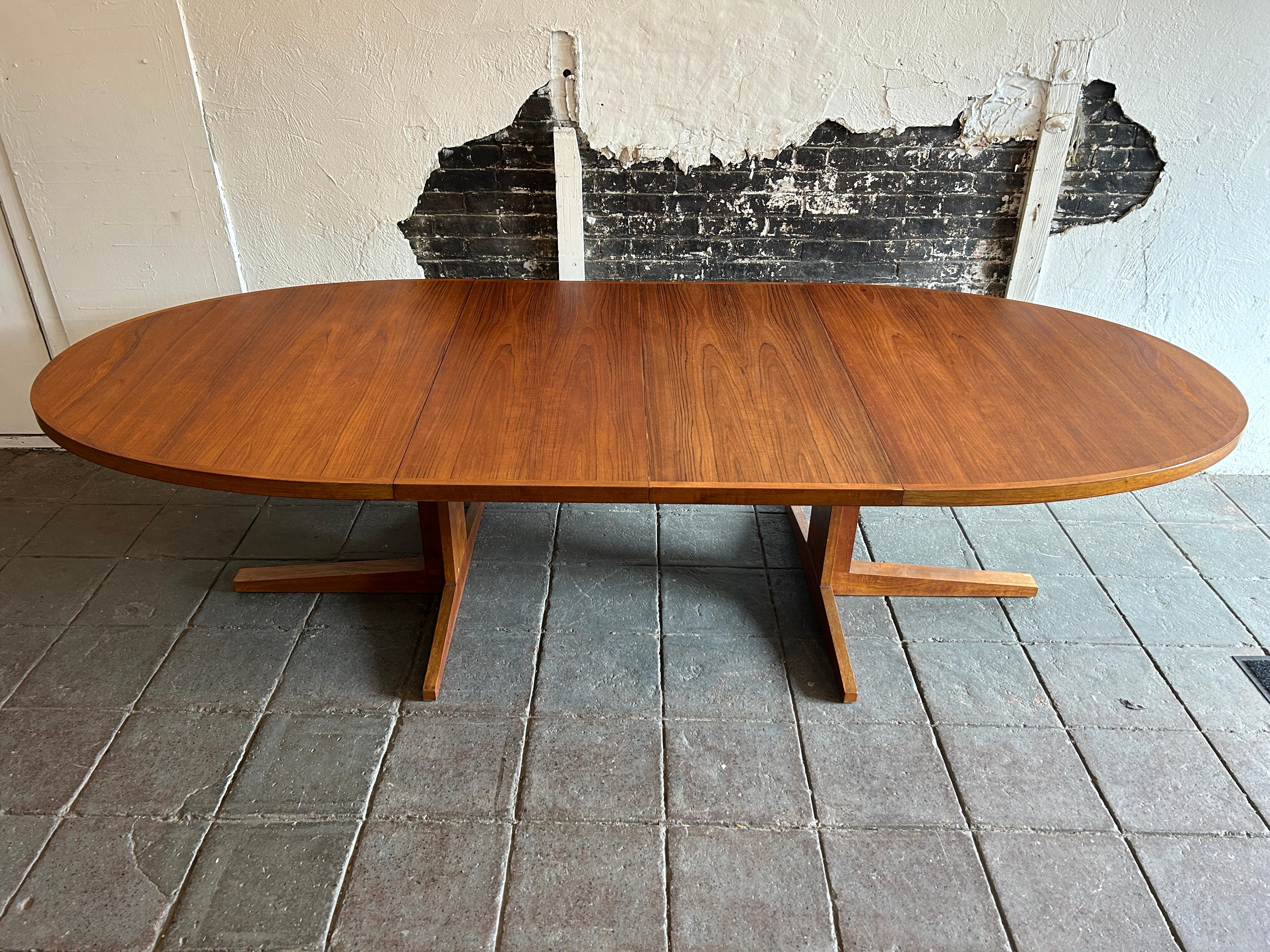Mid-20th Century Stunning Mid Century Oval Teak Danish Modern Extension Dining Table 2 Leaves