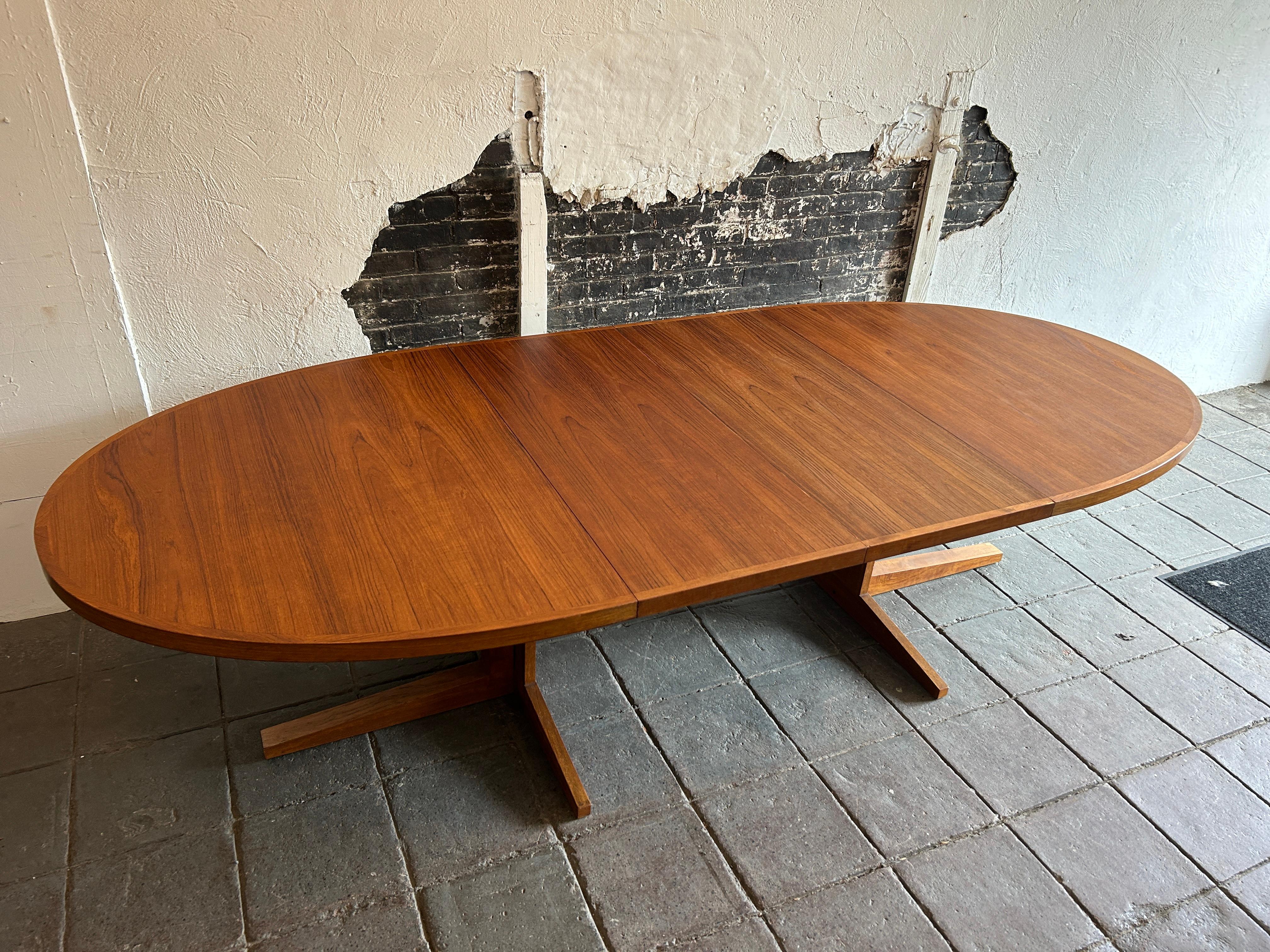 Stunning Mid Century Oval Teak Danish Modern Extension Dining Table 2 Leaves 1