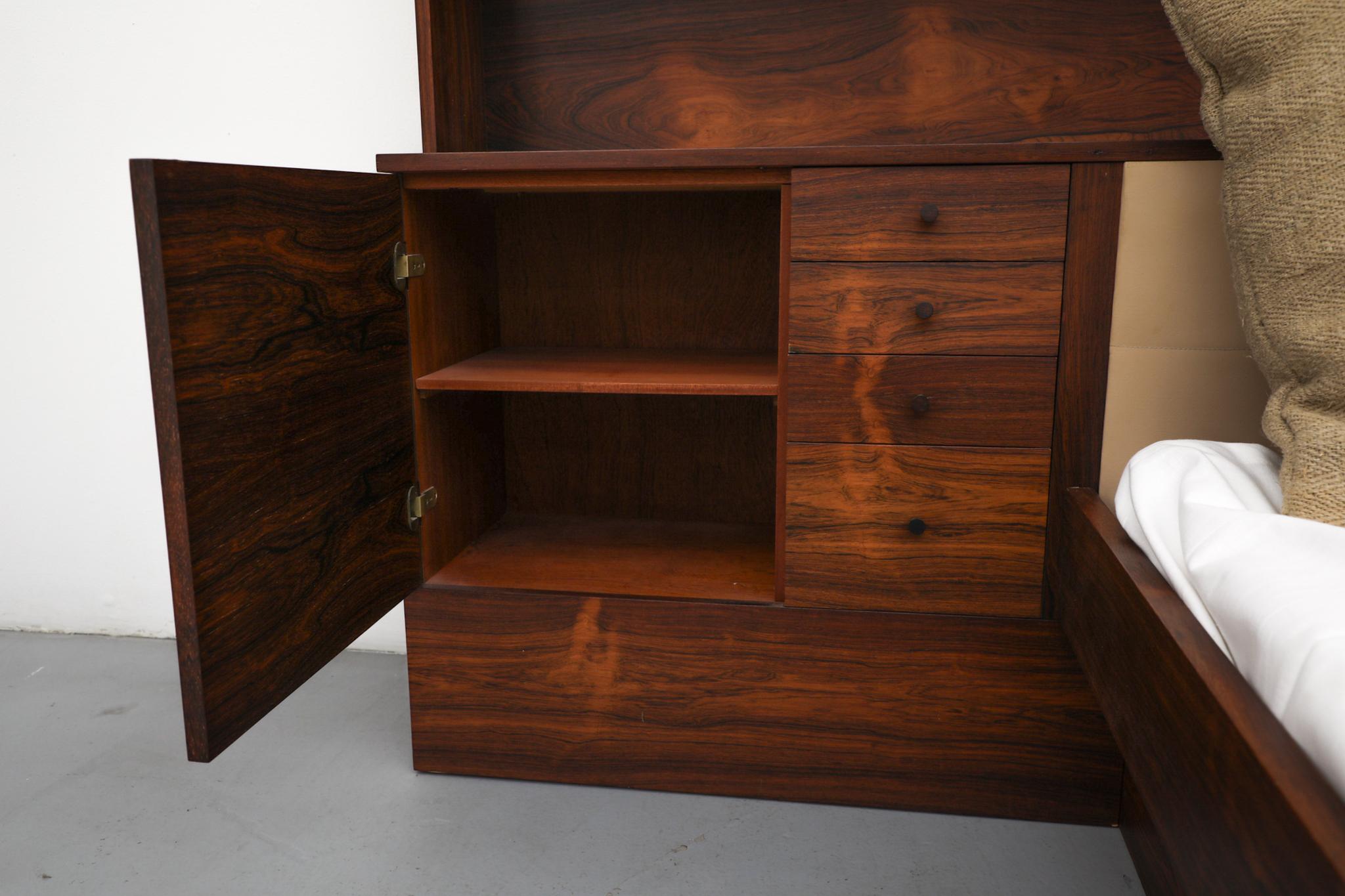 Superbe cadre de lit en palissandre du milieu du siècle par Arne Hovmand-Olsen, années 1960 en vente 3