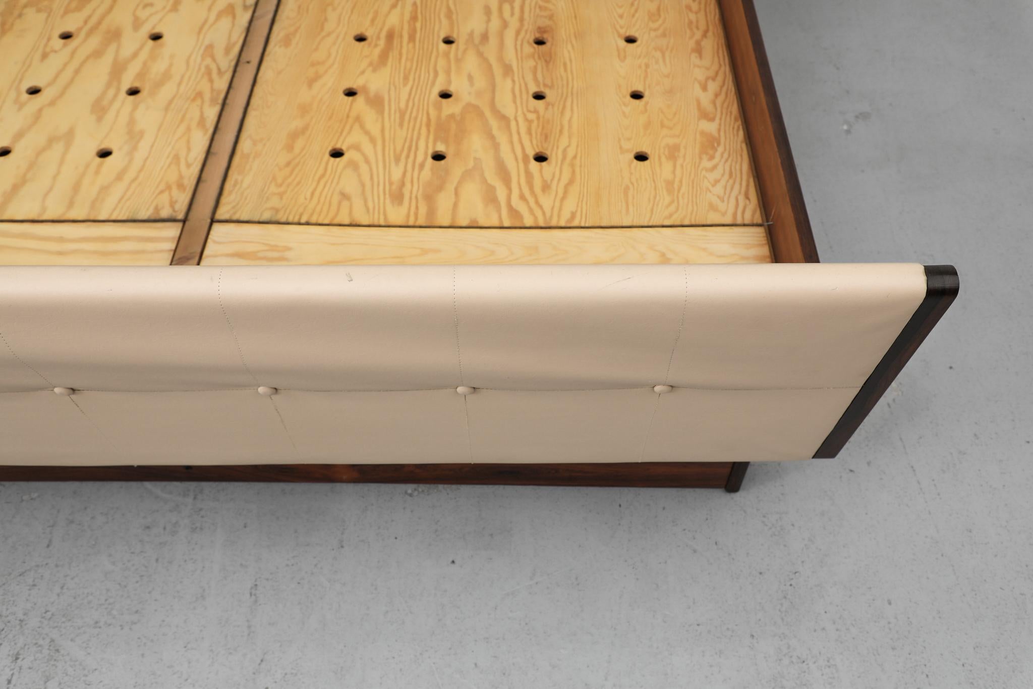 Superbe cadre de lit en palissandre du milieu du siècle par Arne Hovmand-Olsen, années 1960 en vente 7