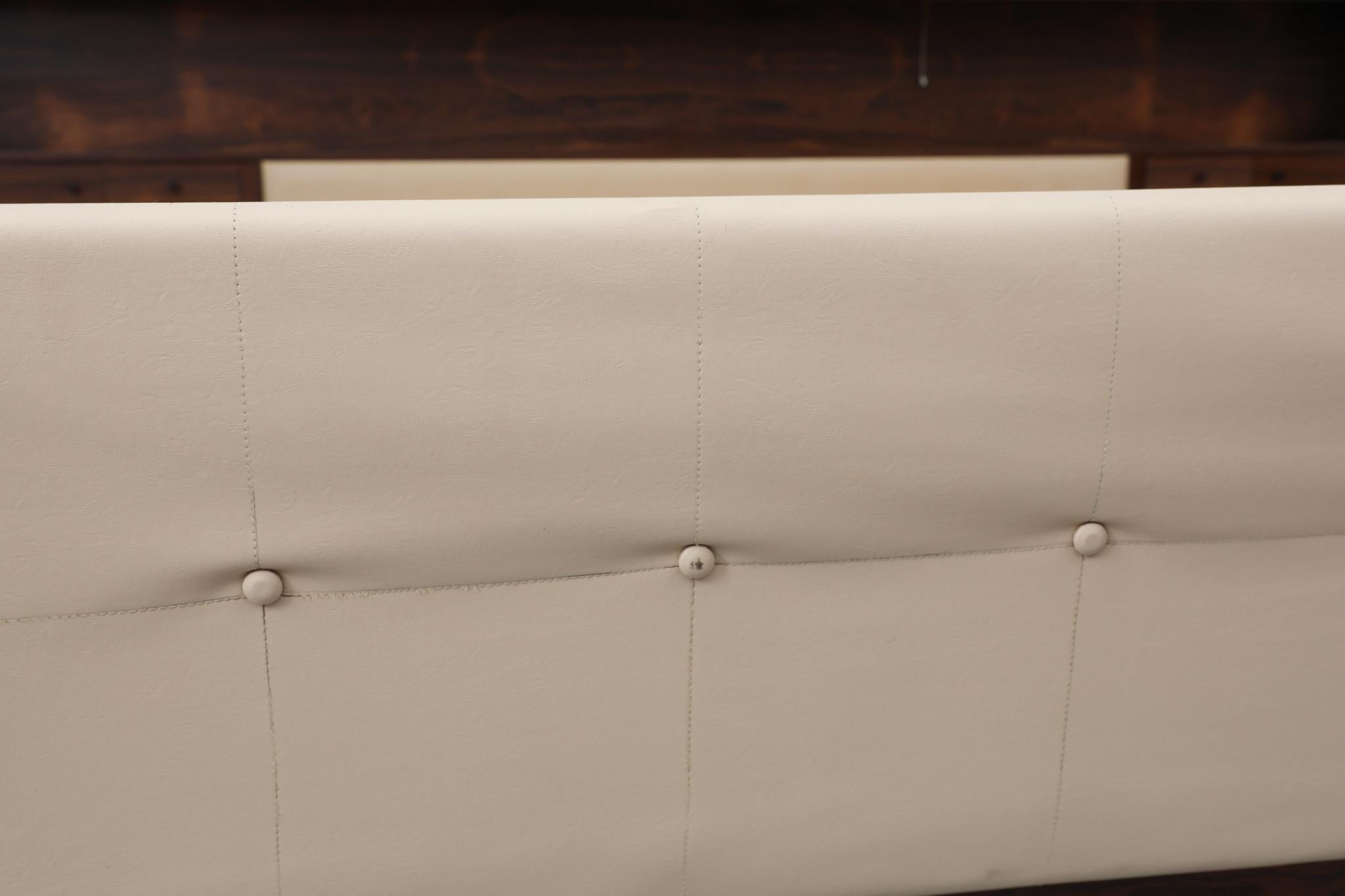 Superbe cadre de lit en palissandre du milieu du siècle par Arne Hovmand-Olsen, années 1960 en vente 8