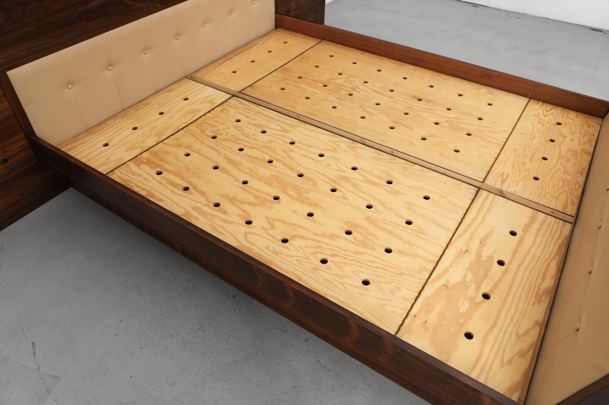 Superbe cadre de lit en palissandre du milieu du siècle par Arne Hovmand-Olsen, années 1960 en vente 9