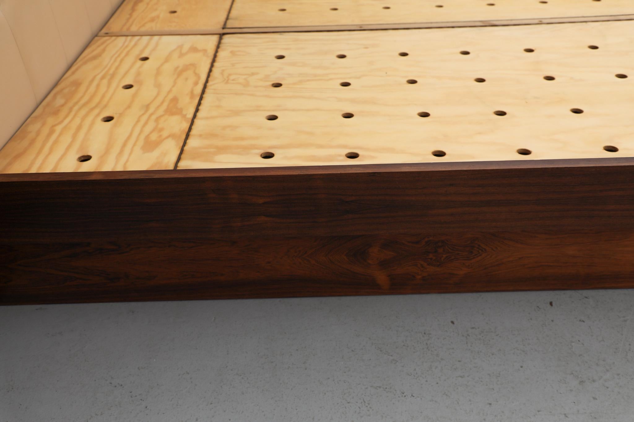 Superbe cadre de lit en palissandre du milieu du siècle par Arne Hovmand-Olsen, années 1960 en vente 10