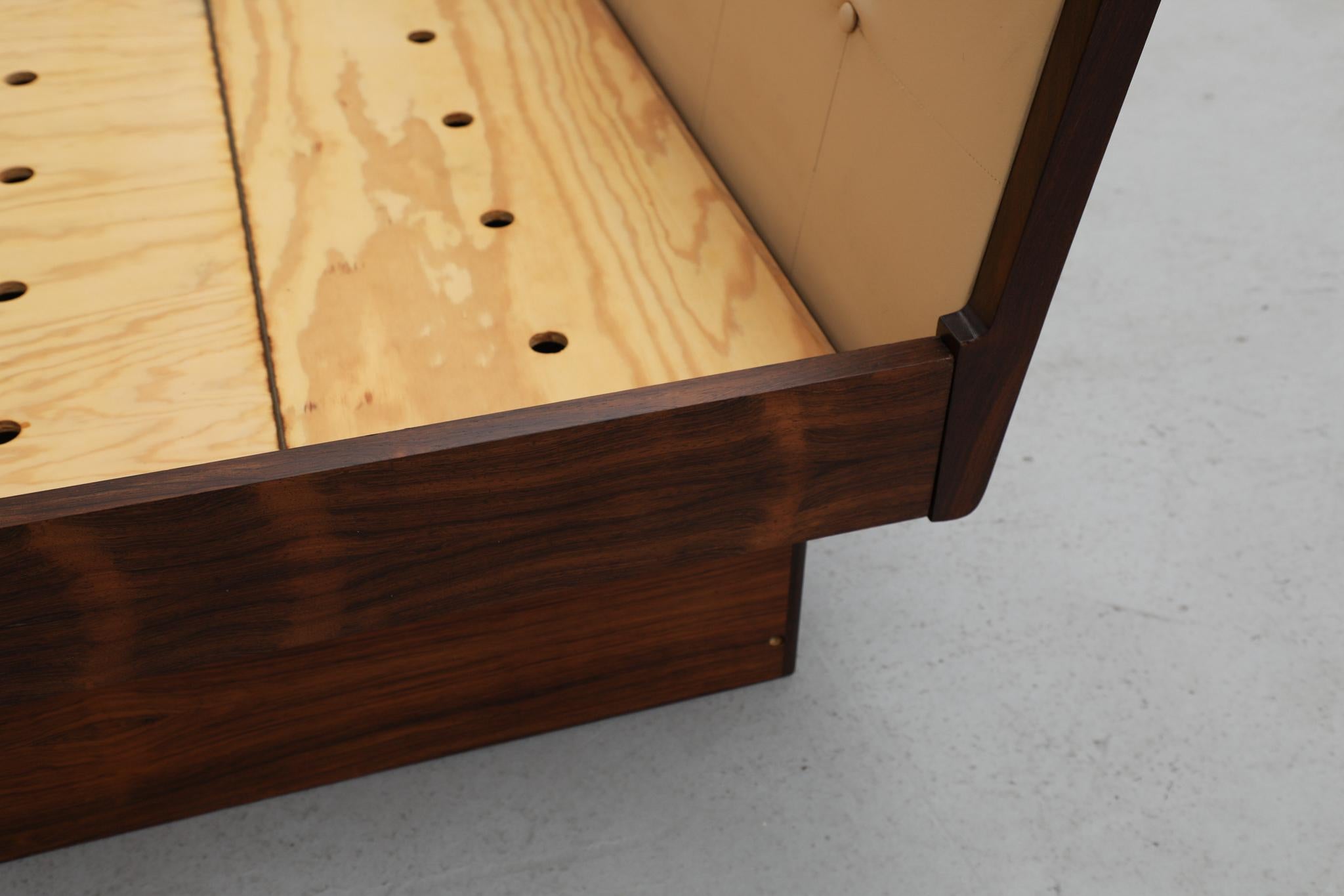 Superbe cadre de lit en palissandre du milieu du siècle par Arne Hovmand-Olsen, années 1960 en vente 11