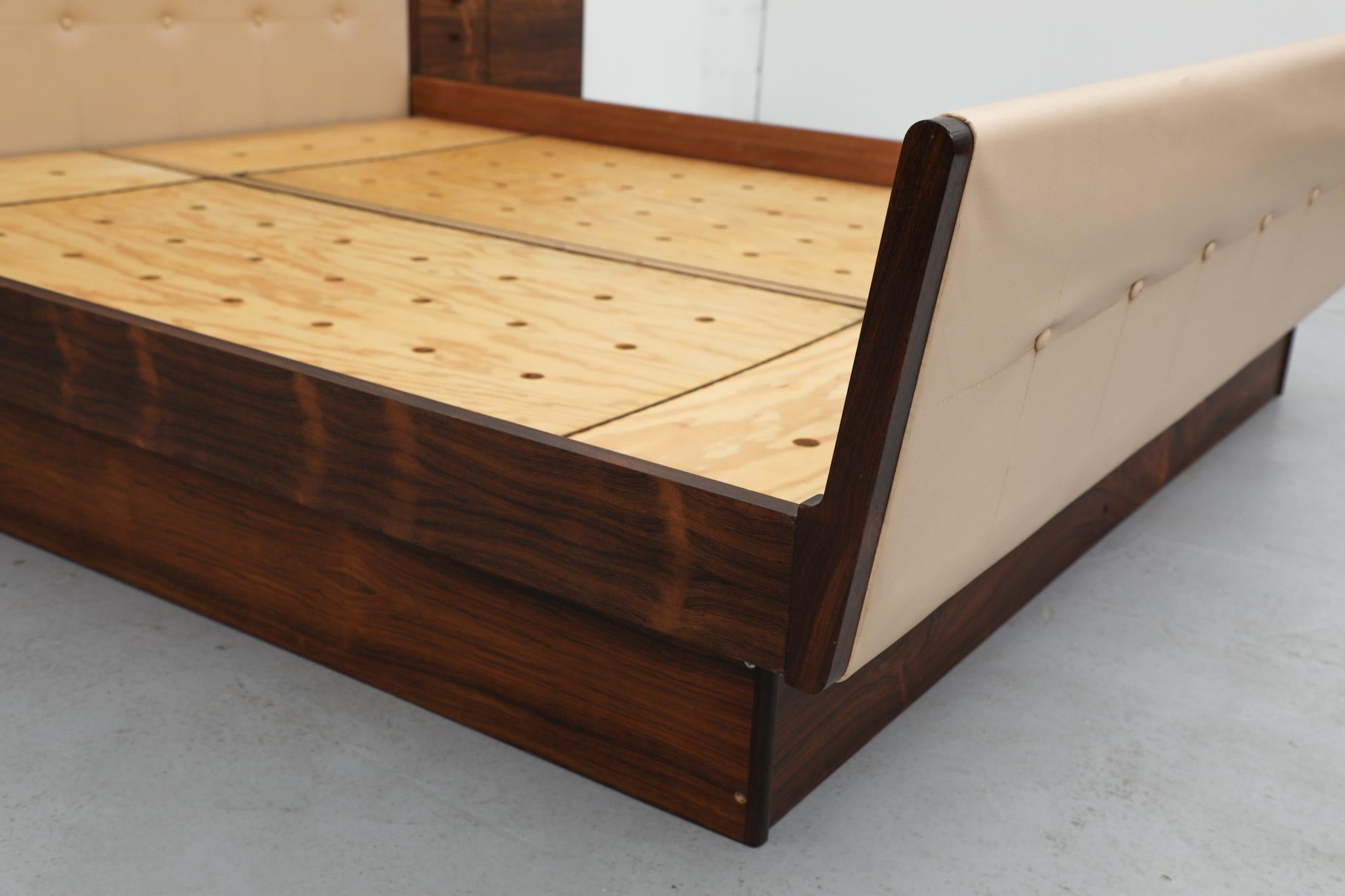 Superbe cadre de lit en palissandre du milieu du siècle par Arne Hovmand-Olsen, années 1960 en vente 12