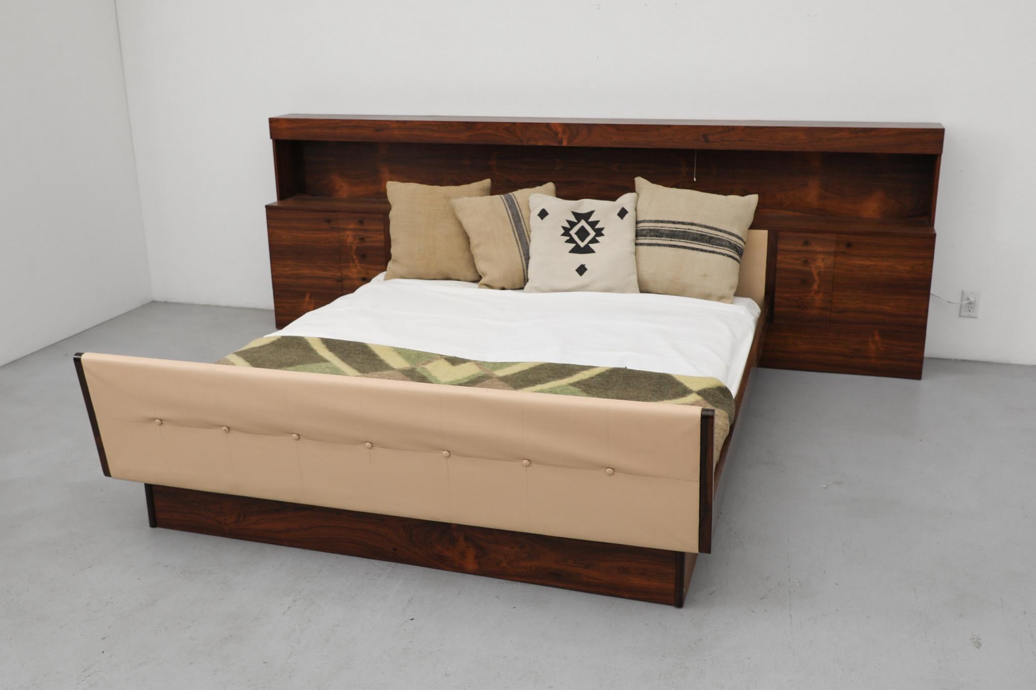 Danois Superbe cadre de lit en palissandre du milieu du siècle par Arne Hovmand-Olsen, années 1960 en vente