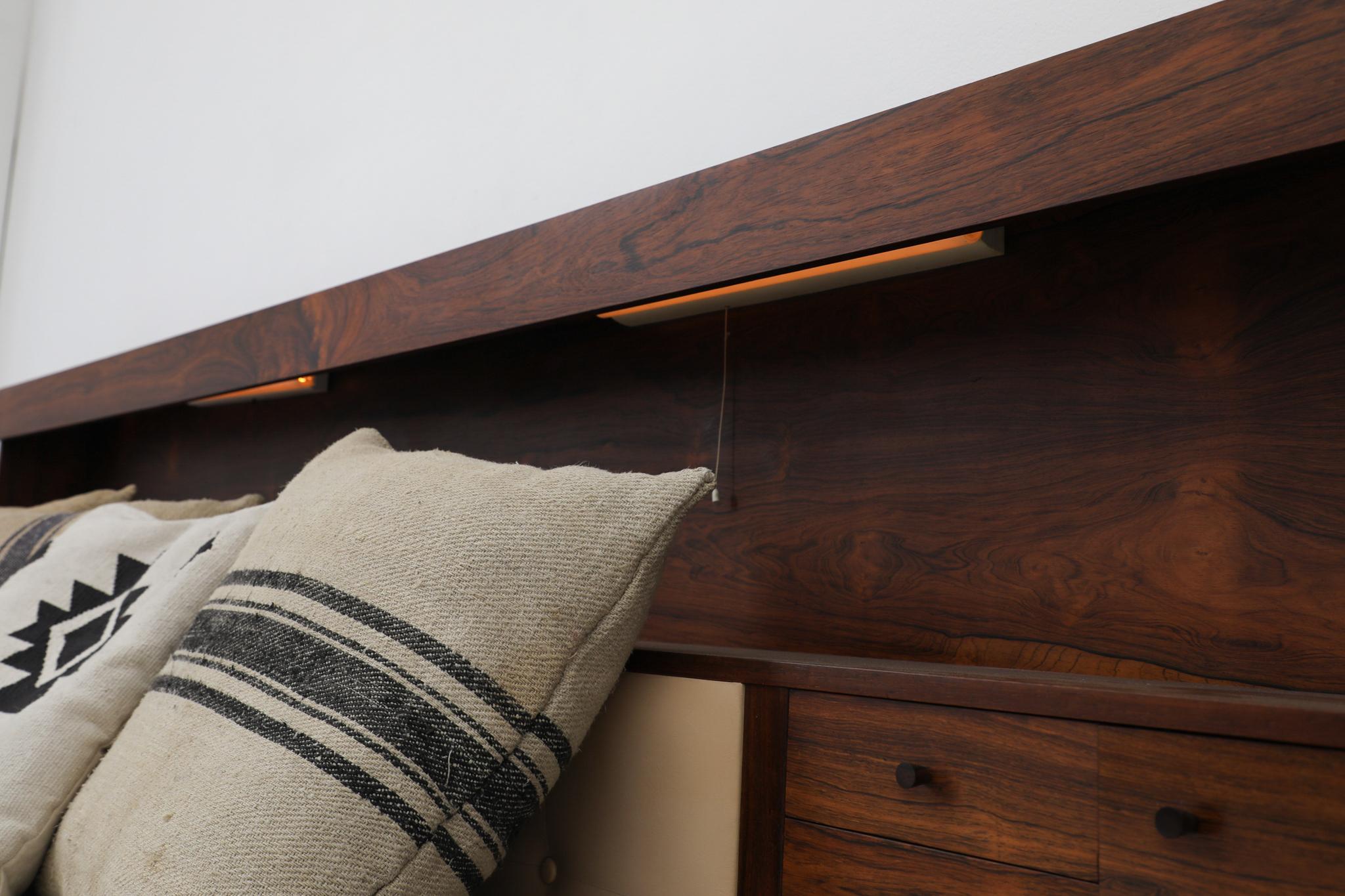 Superbe cadre de lit en palissandre du milieu du siècle par Arne Hovmand-Olsen, années 1960 Bon état - En vente à Los Angeles, CA