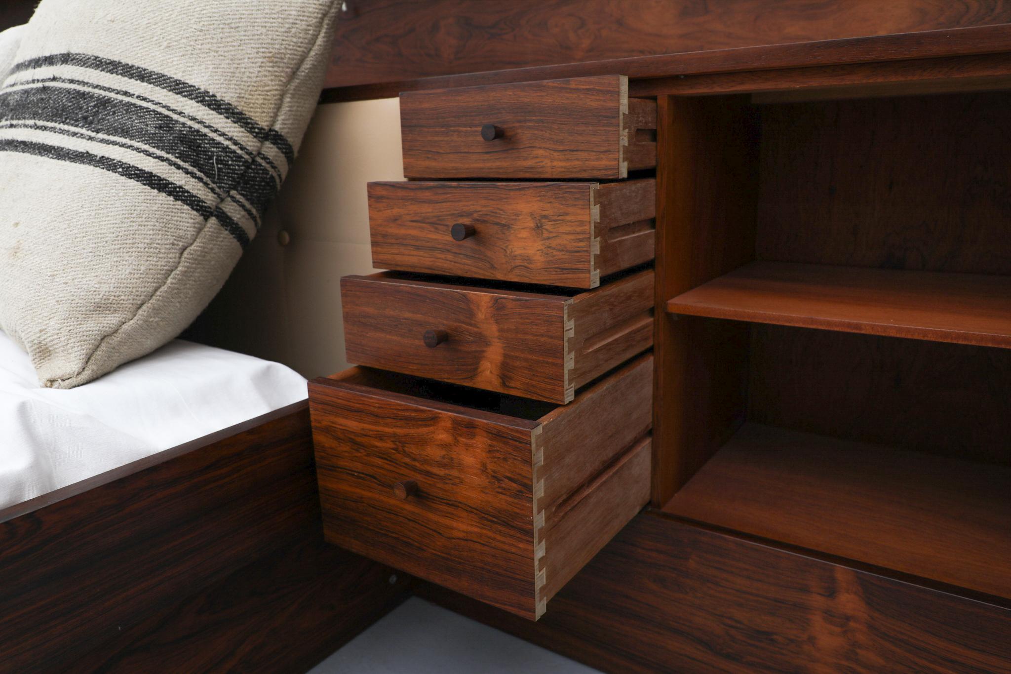 Imitation cuir Superbe cadre de lit en palissandre du milieu du siècle par Arne Hovmand-Olsen, années 1960 en vente