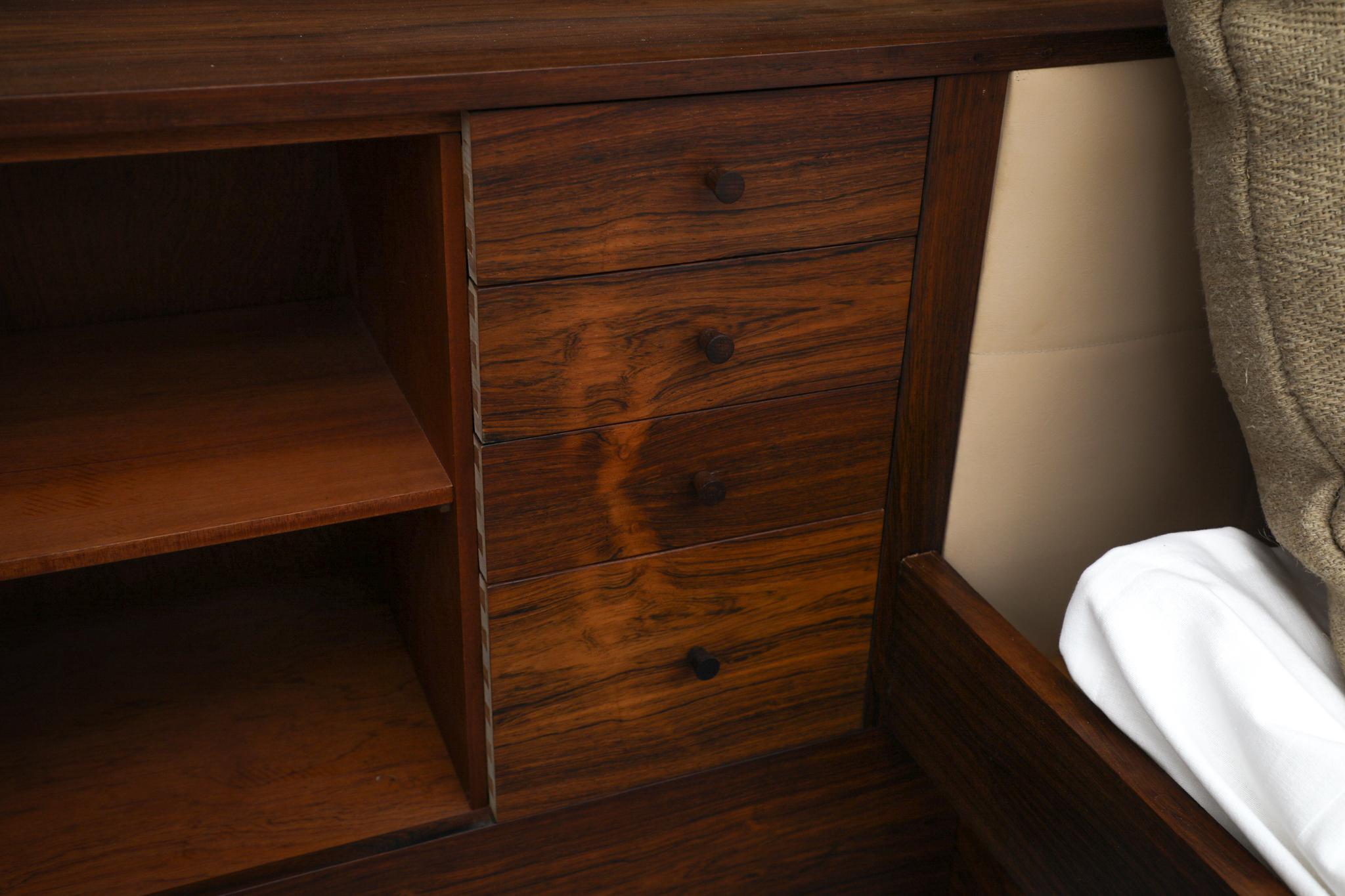 Superbe cadre de lit en palissandre du milieu du siècle par Arne Hovmand-Olsen, années 1960 en vente 2