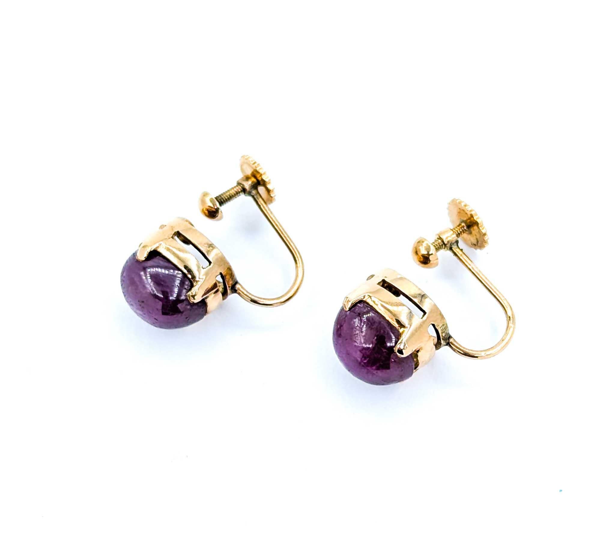 Stunning Mid-Century Star Ruby Screwback Earrings in 14k Yellow Gold For Sale 1