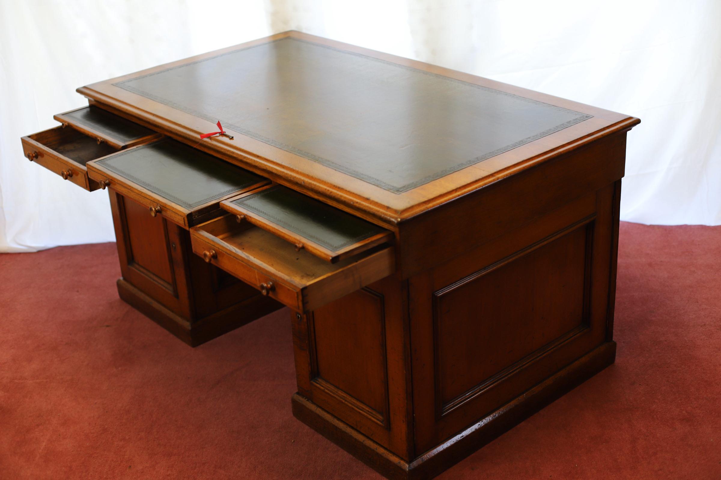 Stunning Mid-Victorian Oak Twin Pedestal Partners Desk For Sale 6
